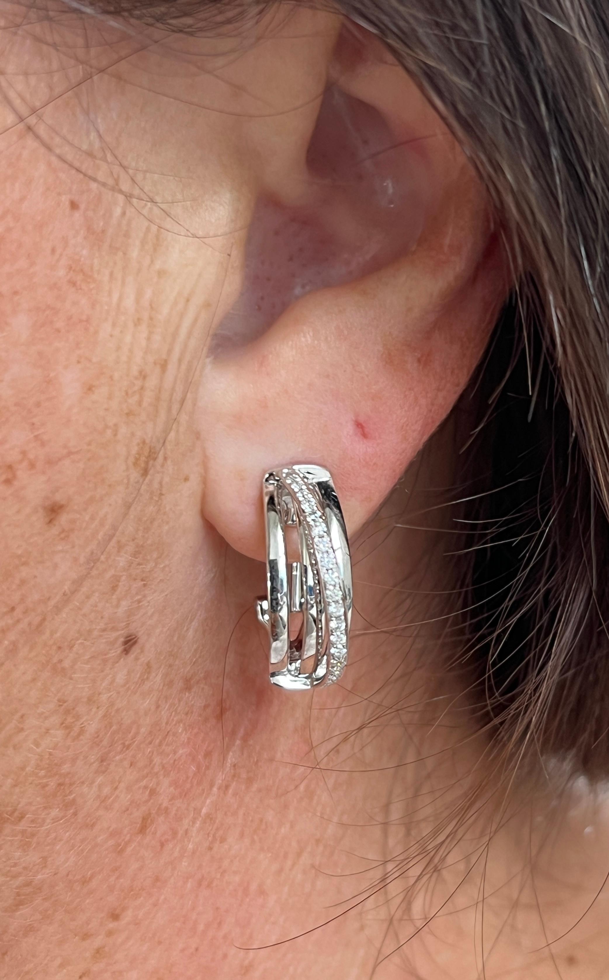 Eleva tu colección de joyas con estos impresionantes aros Odelia de oro blanco de 18 quilates y diamantes. Estos aros están adornados con cuarenta y cuatro diamantes brillantes redondos que suman 0,66 quilates y brillan con color GH y claridad
