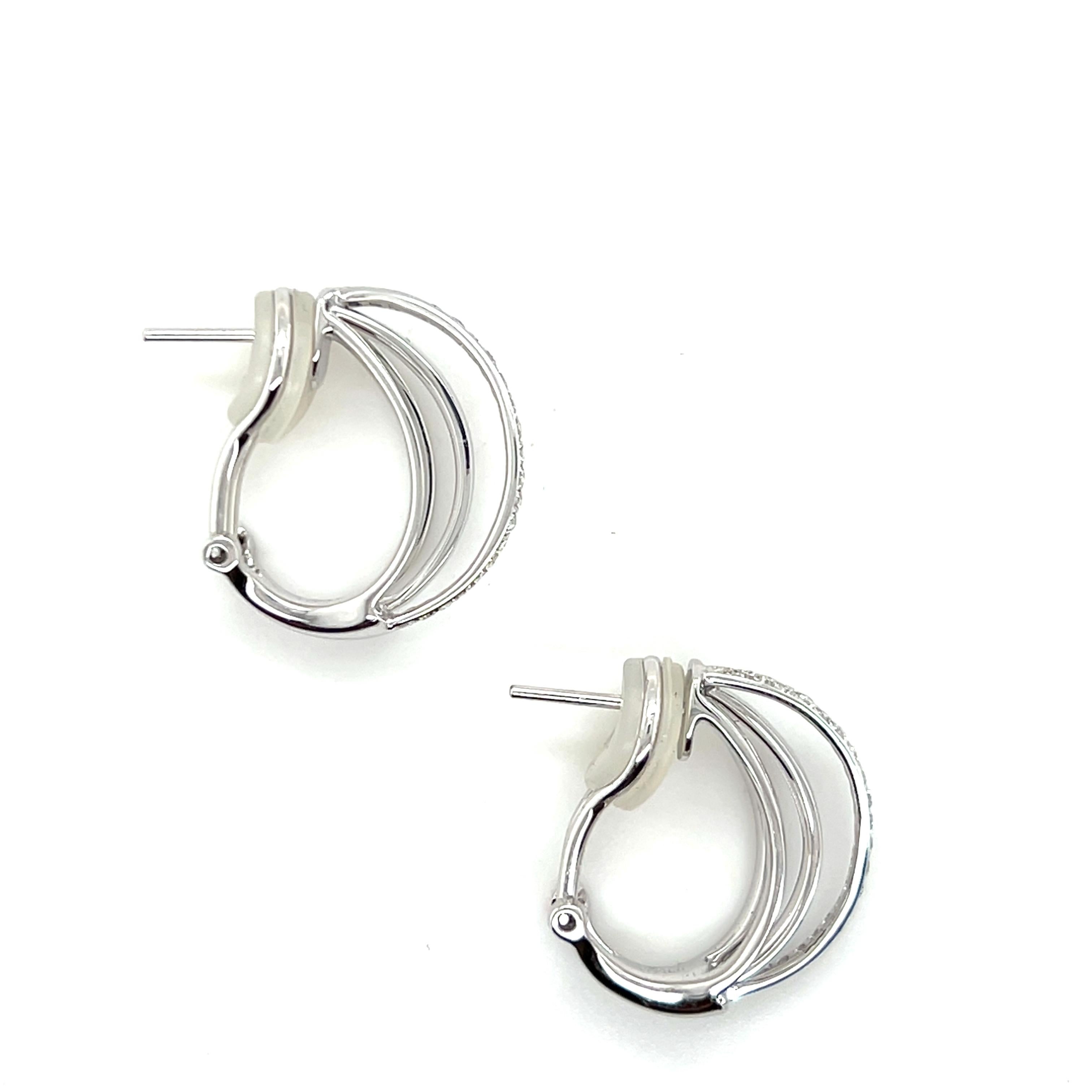 Aros Omega Contemporáneos de Diamantes Odelia y Oro Blanco de 18kt en venta 1