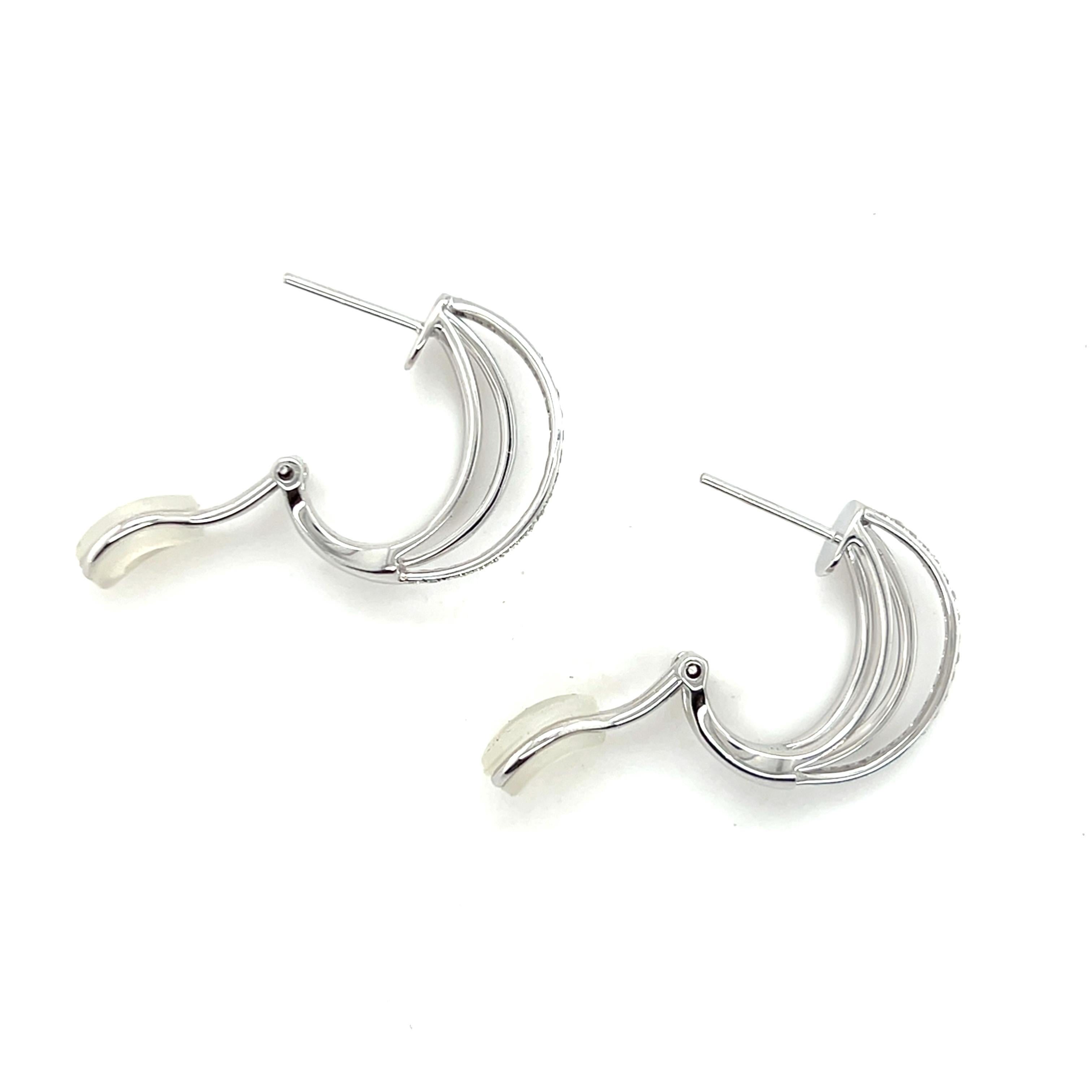 Aros Omega Contemporáneos de Diamantes Odelia y Oro Blanco de 18kt en venta 2