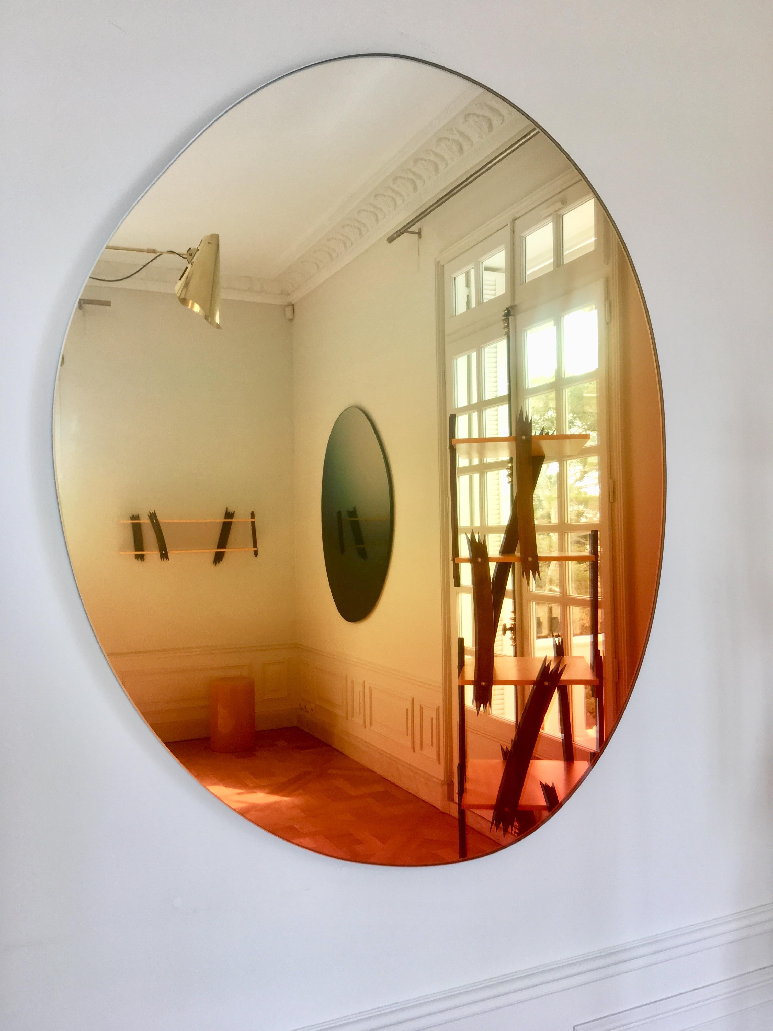 Neuestes Design in der Serie Off Round Hue Mirror

Sabine Marcelis und Brit van Nerven arbeiteten gemeinsam an dem Projekt 'Seeing Glass' - eine Serie von Glasobjekten, die aus einer laufenden Studie über optische Effekte mit Glas als primärem