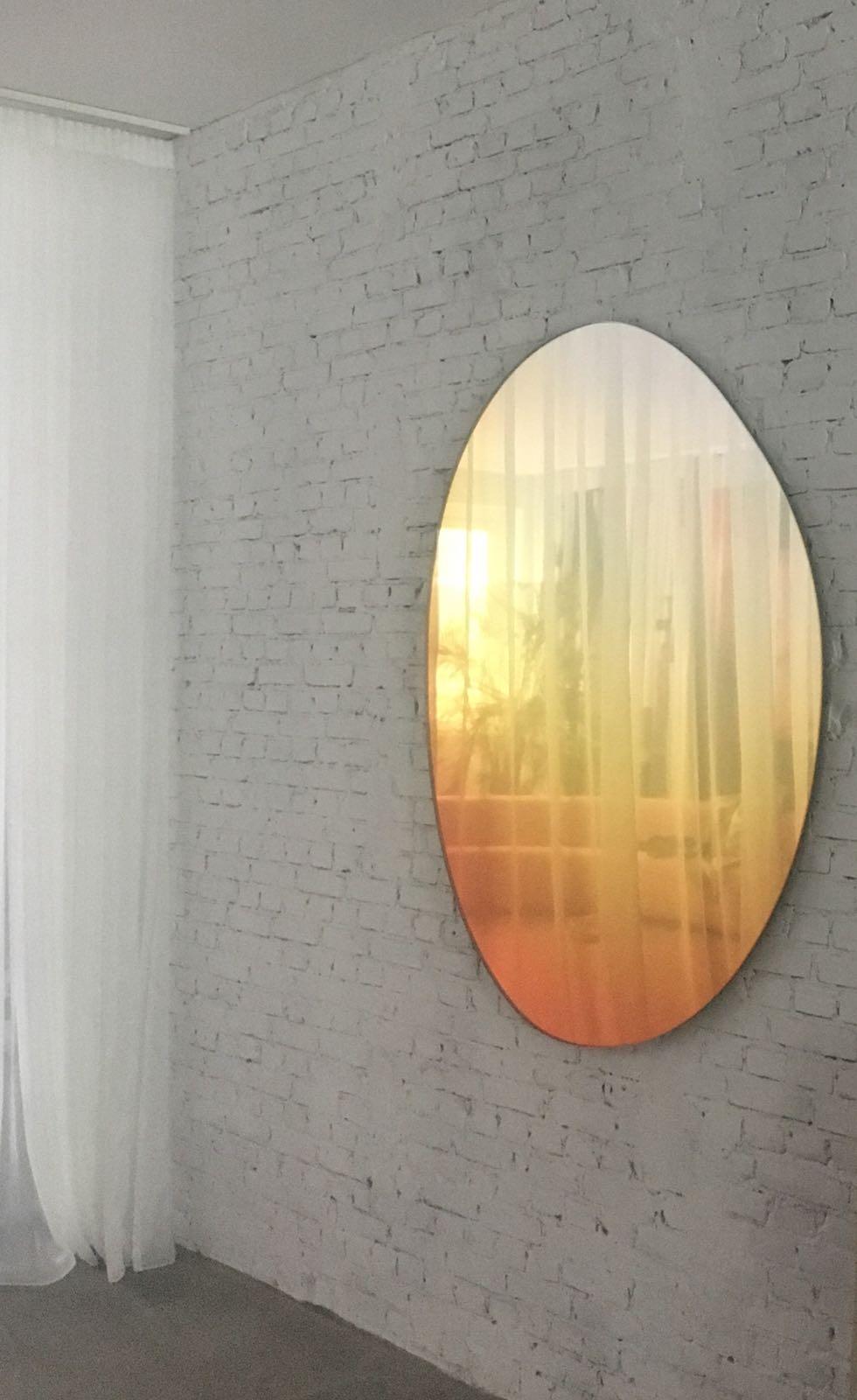 Moderne Miroir mural contemporain à teinte ronde dénudée #4  par Sabine Marcelis, Sunrise Orange en vente
