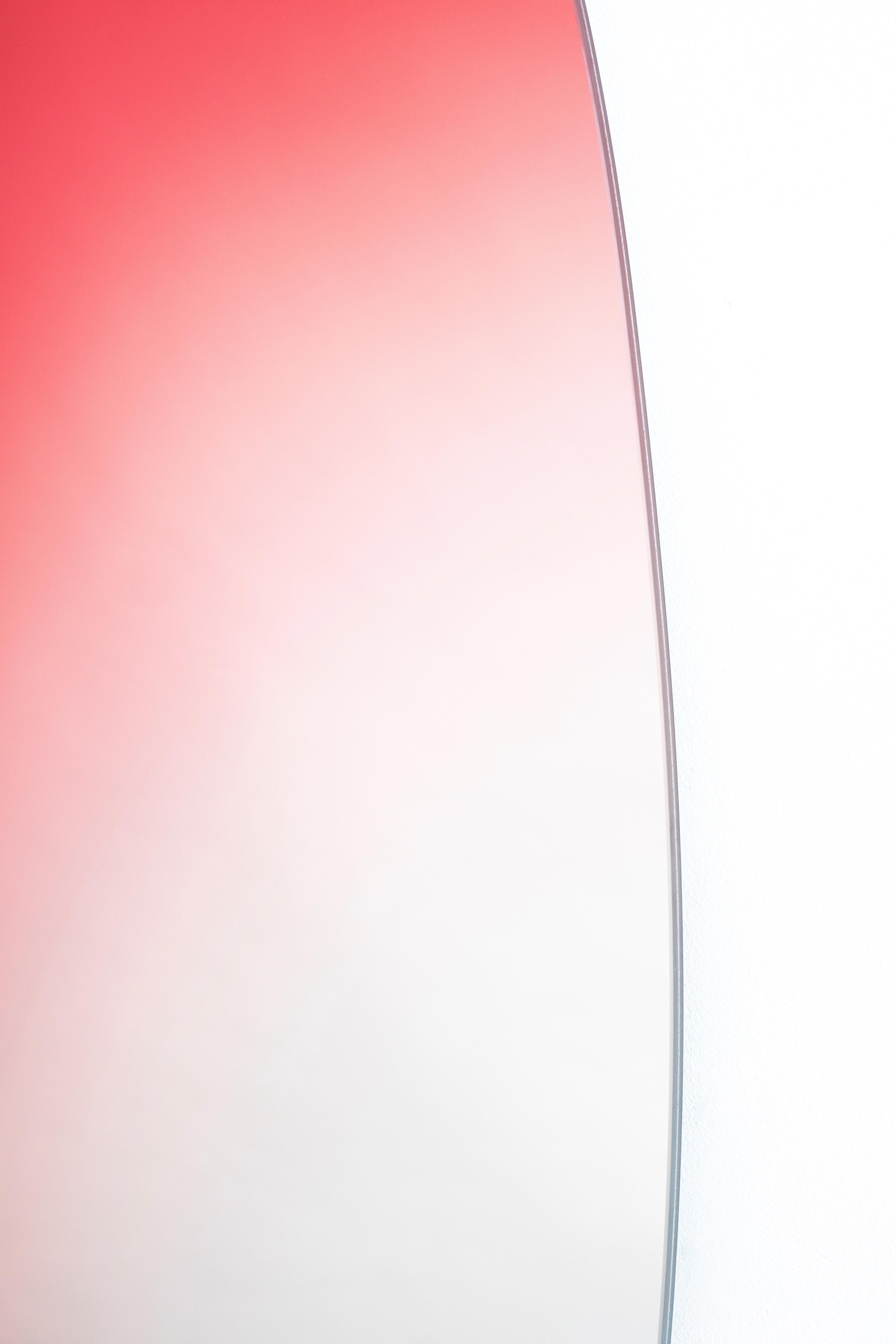 Zeitgenössischer roter Body-Spiegel, oval, Farbton #2, Wandspiegel von Sabine Marcelis (Glas) im Angebot