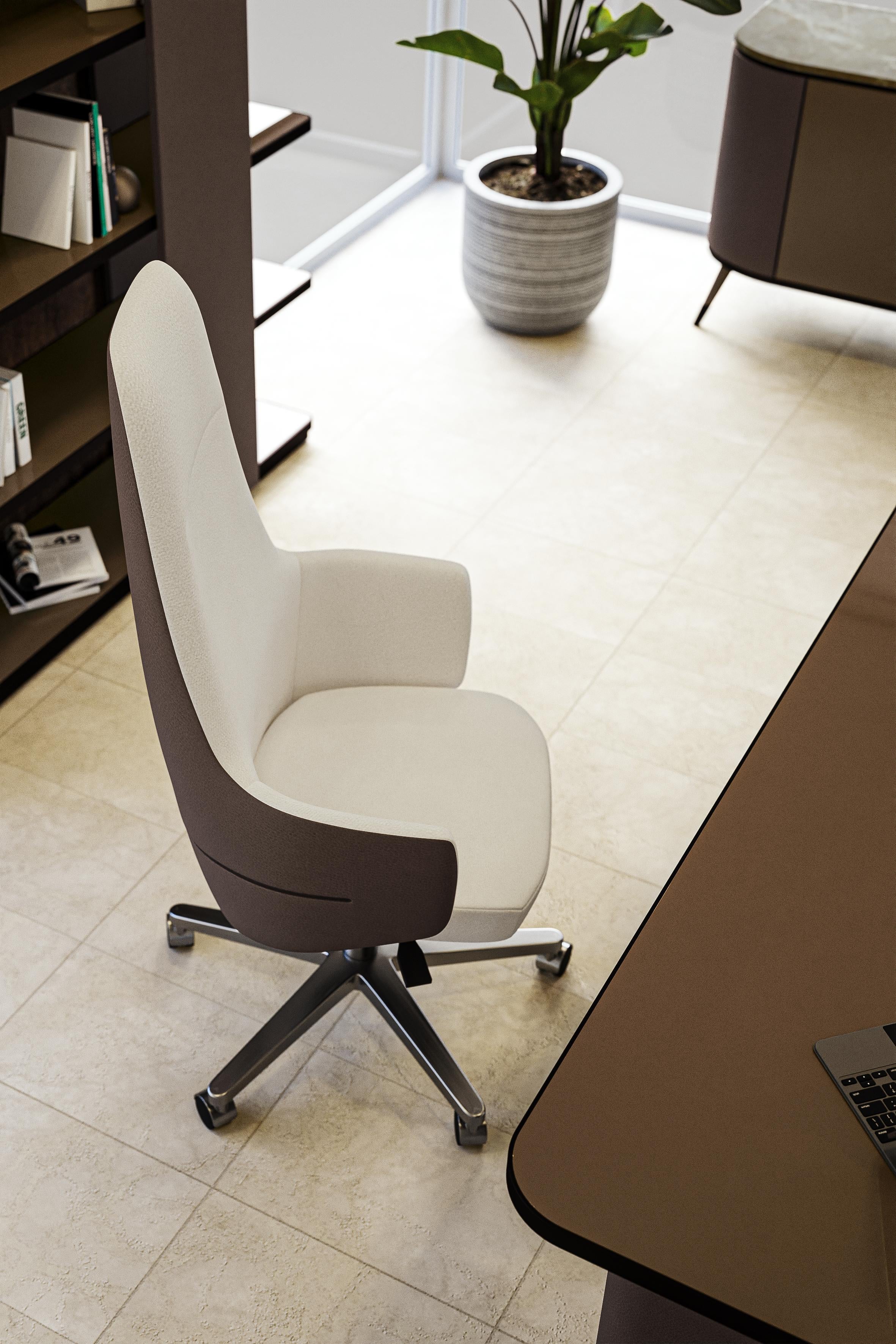 Contemporary Directional Chair in Leather with Rotating Legs In New Condition For Sale In Modugno, IT