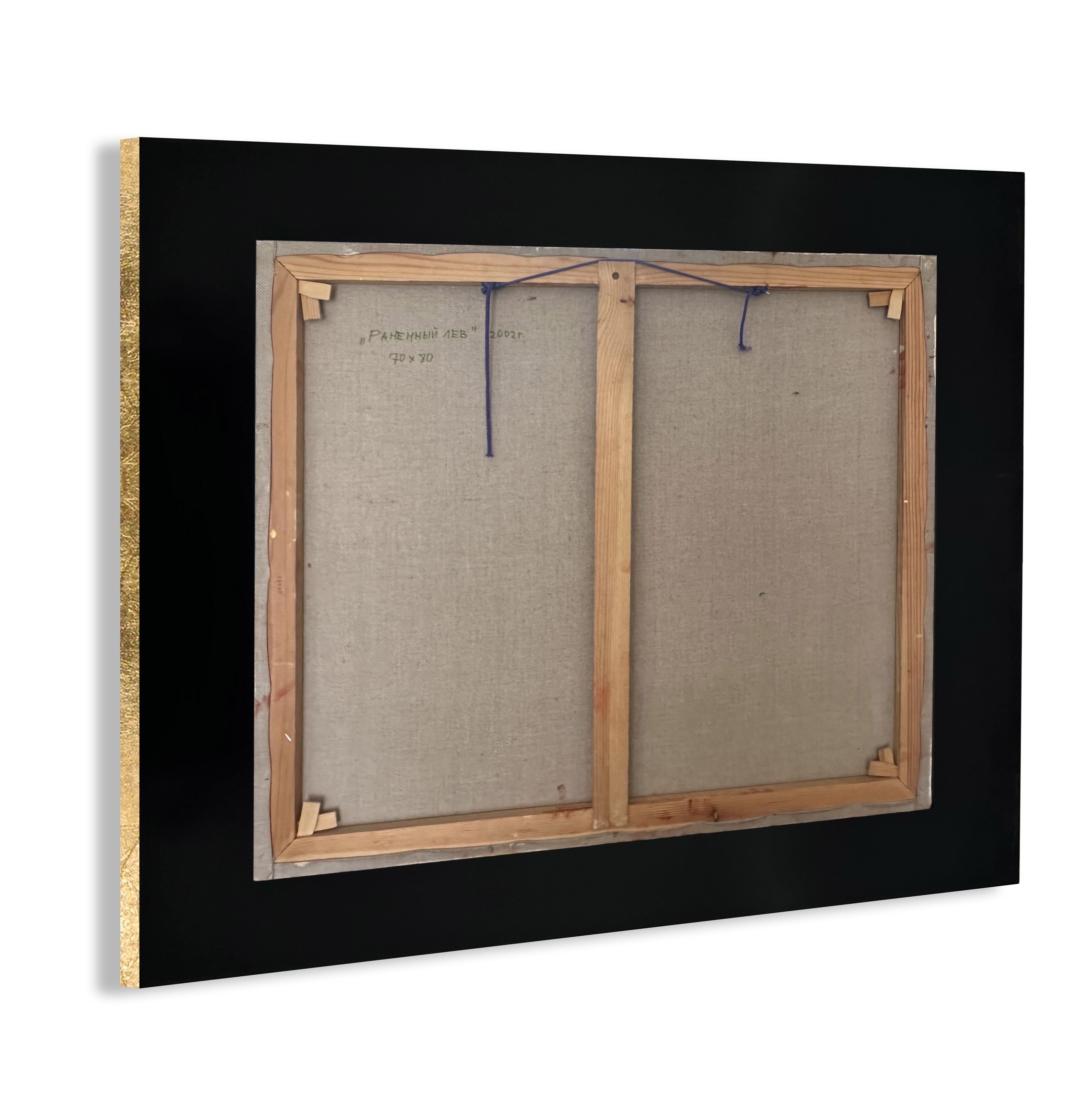 Pintura contemporánea al óleo sobre lienzo en marco de madera con pan de oro de 24 quilates 'León herido' Lienzo en venta