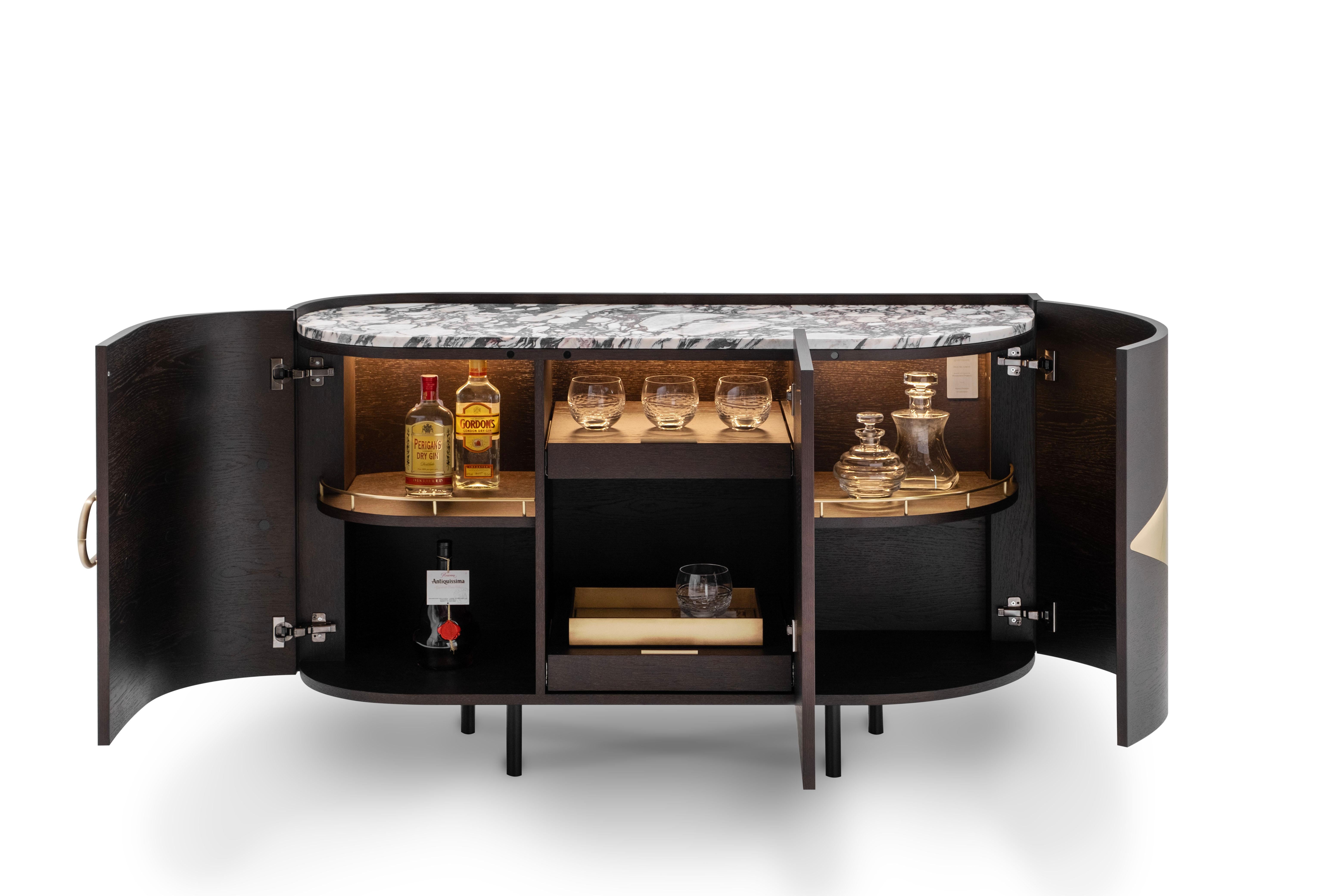 Contemporaneo  Mobile bar Oliver, Collezione Contemporary, realizzato a mano in Portogallo - Europa da Greenapple.

Il mobile bar in marmo Oliver si ispira al simbolismo sacro dell'antico ulivo greco, incarnando il suo significato duraturo.