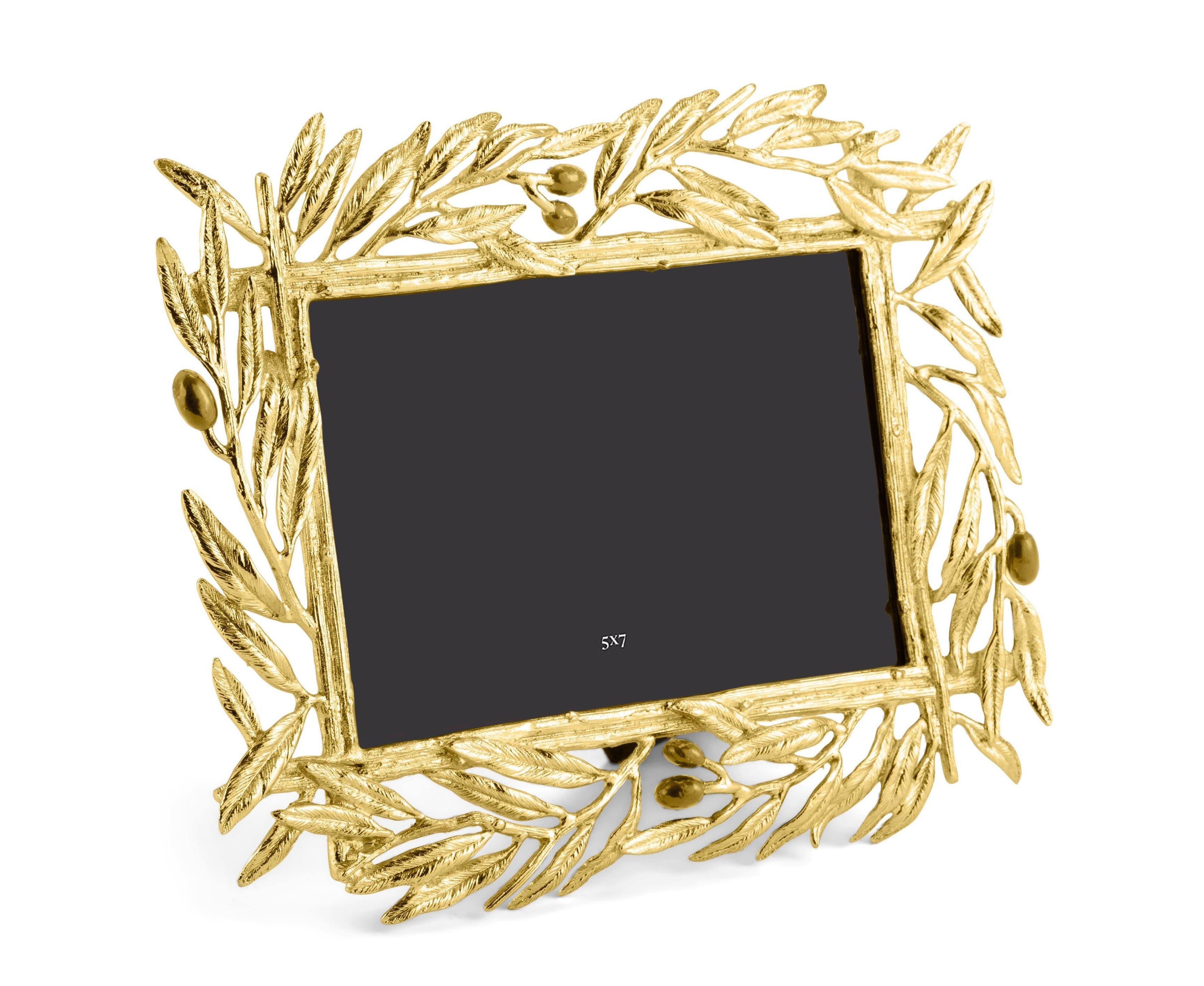 Marco de fotos contemporáneo de rama de olivo en metal dorado.

Este precioso marco de fotos dorado, con su diseño delicadamente detallado de ramas y hojas de olivo, ofrece una mezcla única de elegancia y funcionalidad. Adecuado para orientaciones