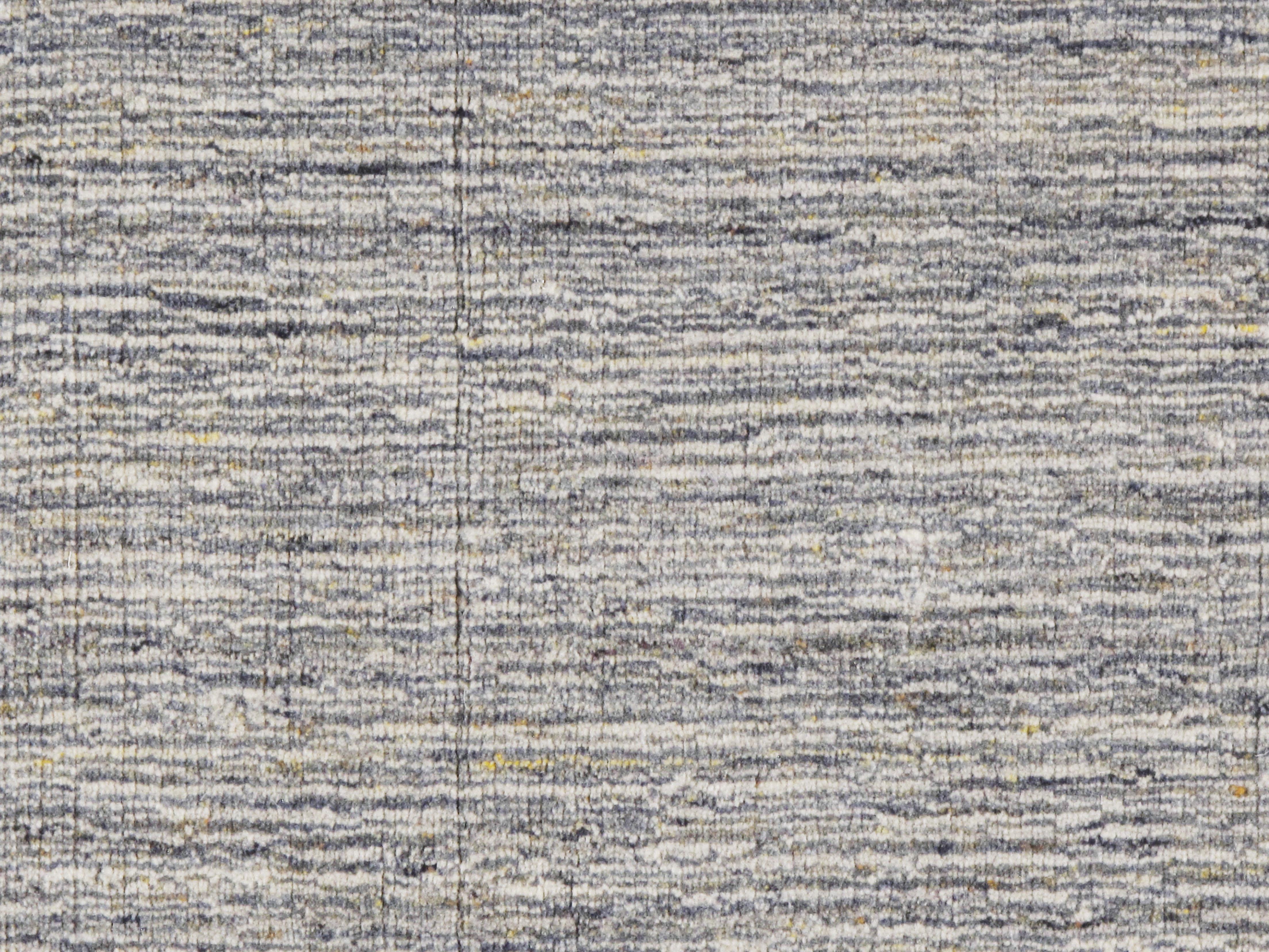 Zeitgenössische Omni Teppich Silber Holzkohle Elfenbein 4' x 6'. Ein handgeknüpfter moderner Teppich mit einem einfachen, aber attraktiven Muster.