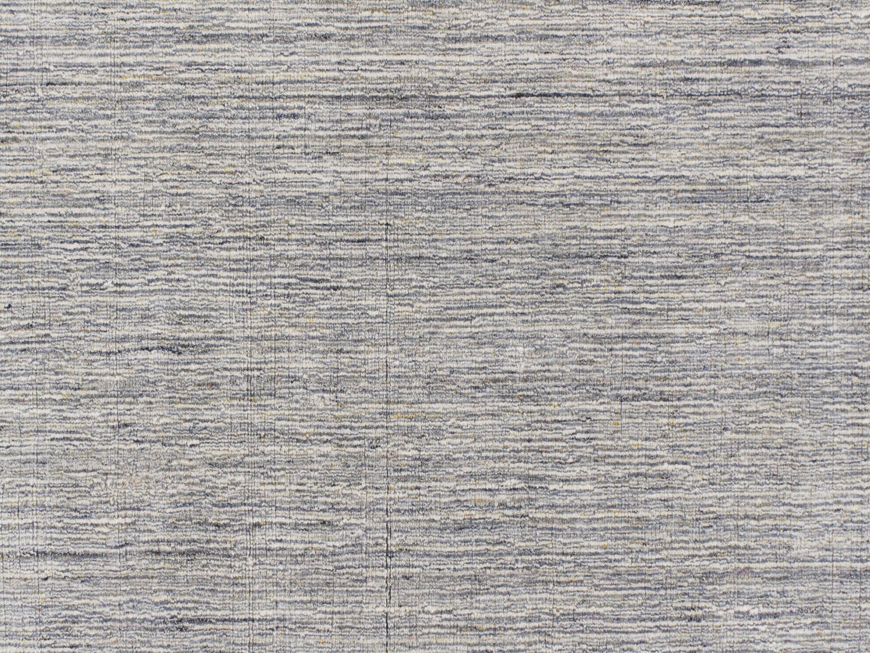 Zeitgenössischer Omni-Teppich in Silber, Anthrazit und Elfenbein  4' x 6' (21. Jahrhundert und zeitgenössisch) im Angebot
