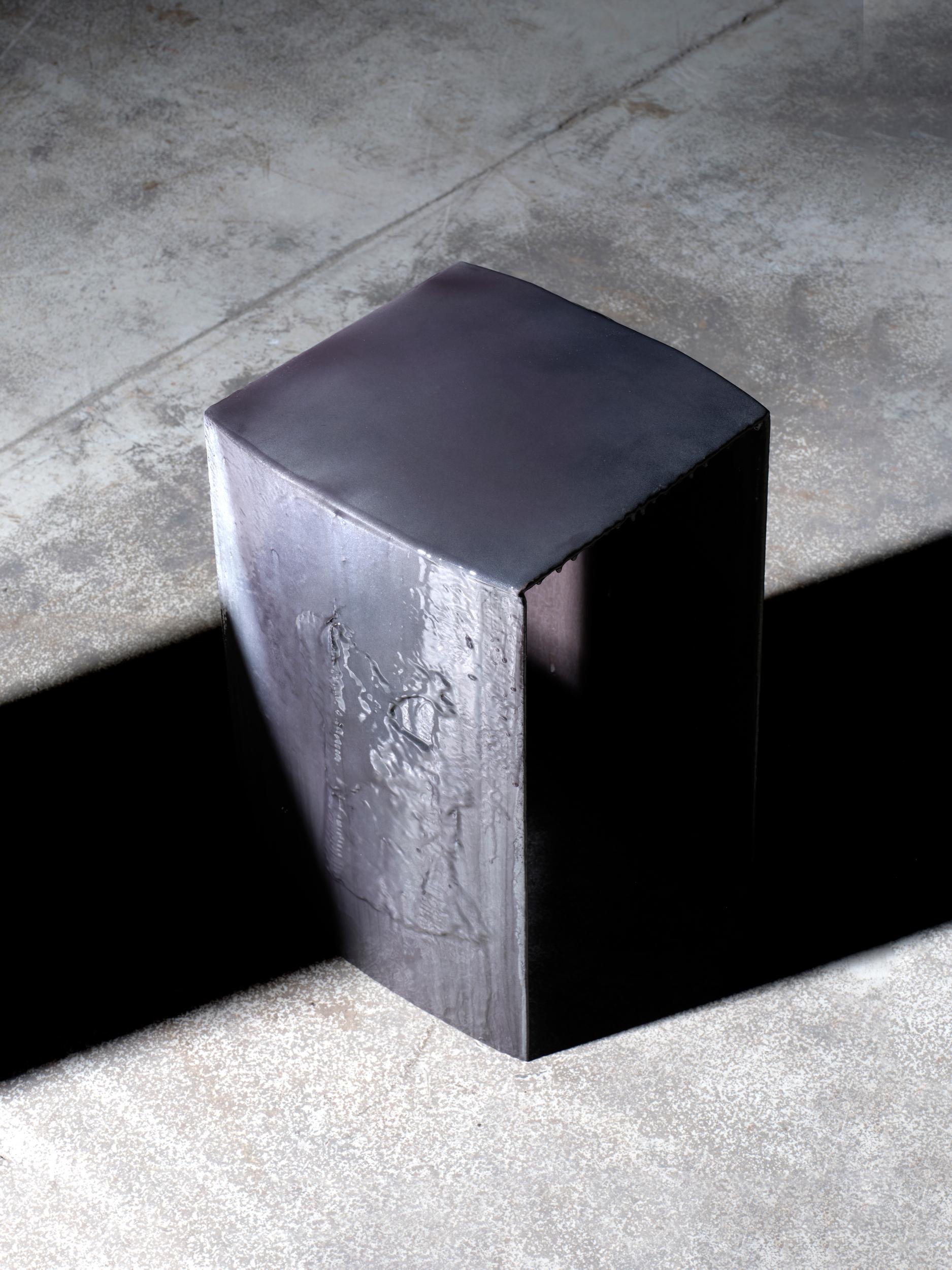 Acier Tabouret brume arsenic contemporain unique en son genre en vente
