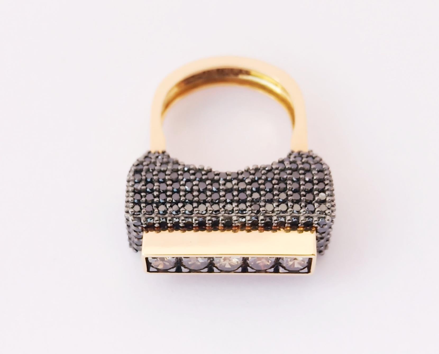Contemporary One of a Kind Colored Diamond 18 Karat Yellow Gold Fashion Ring For Sale 2