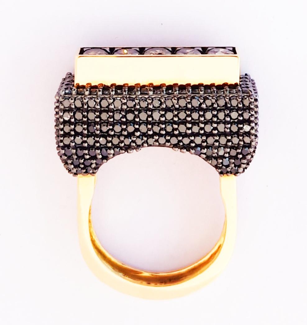 Contemporary One of a Kind Colored Diamond 18 Karat Yellow Gold Fashion Ring For Sale 3