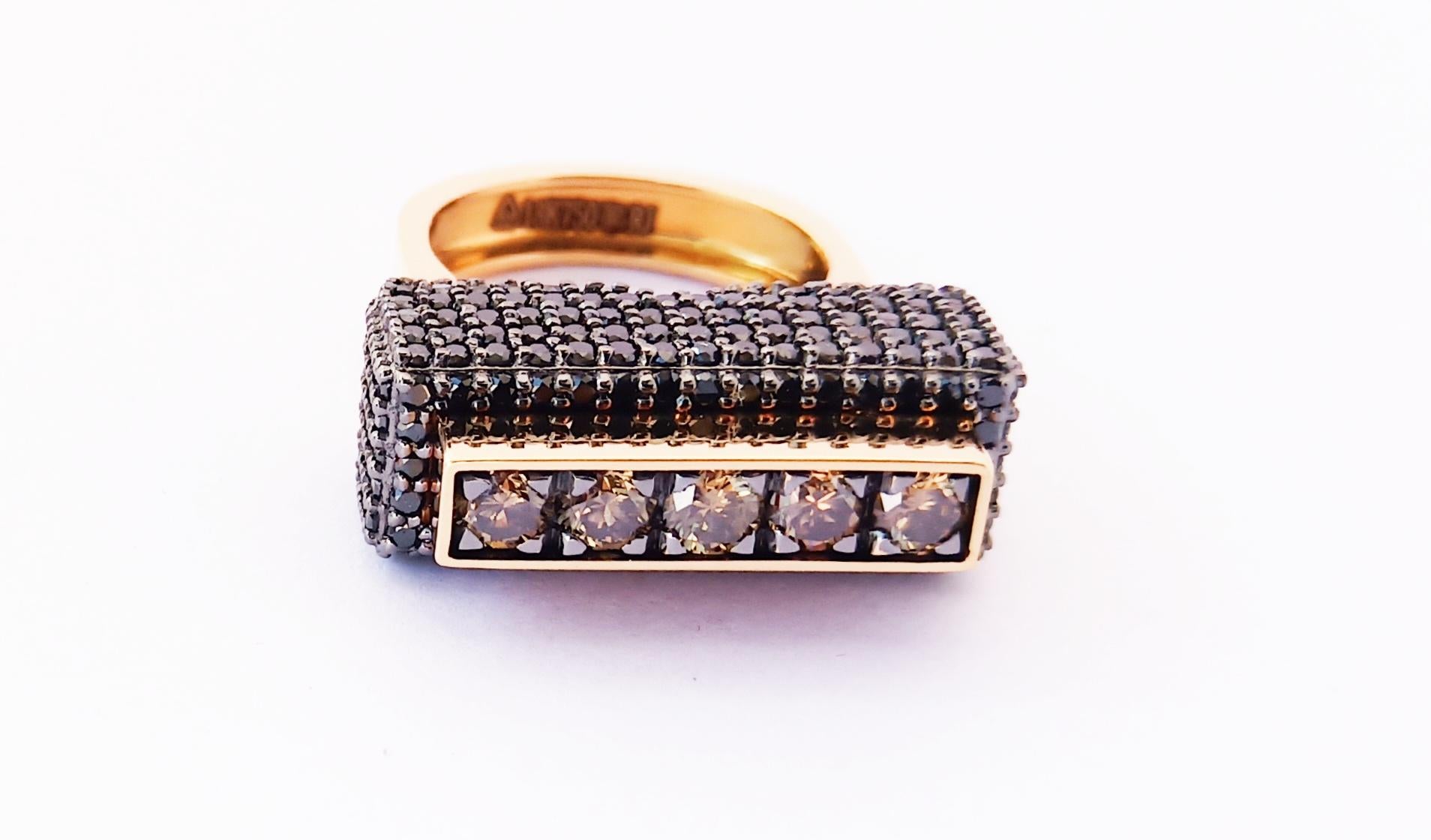 Contemporary One of a Kind Colored Diamond 18 Karat Yellow Gold Fashion Ring For Sale 4