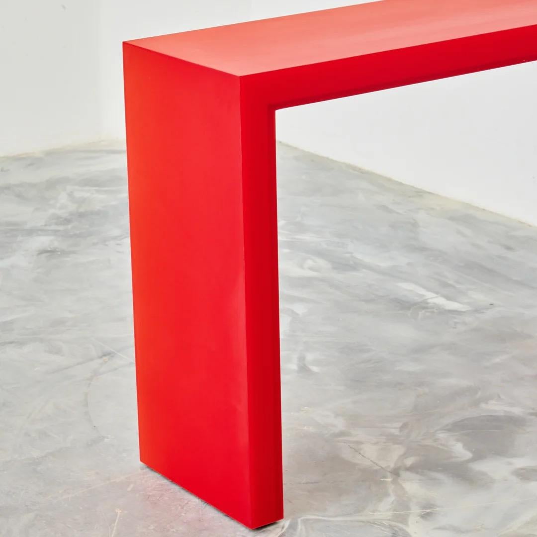 Consola / Mesa contemporánea de resina epoxi de un solo uso en rojo brillante by Facture Estadounidense en venta