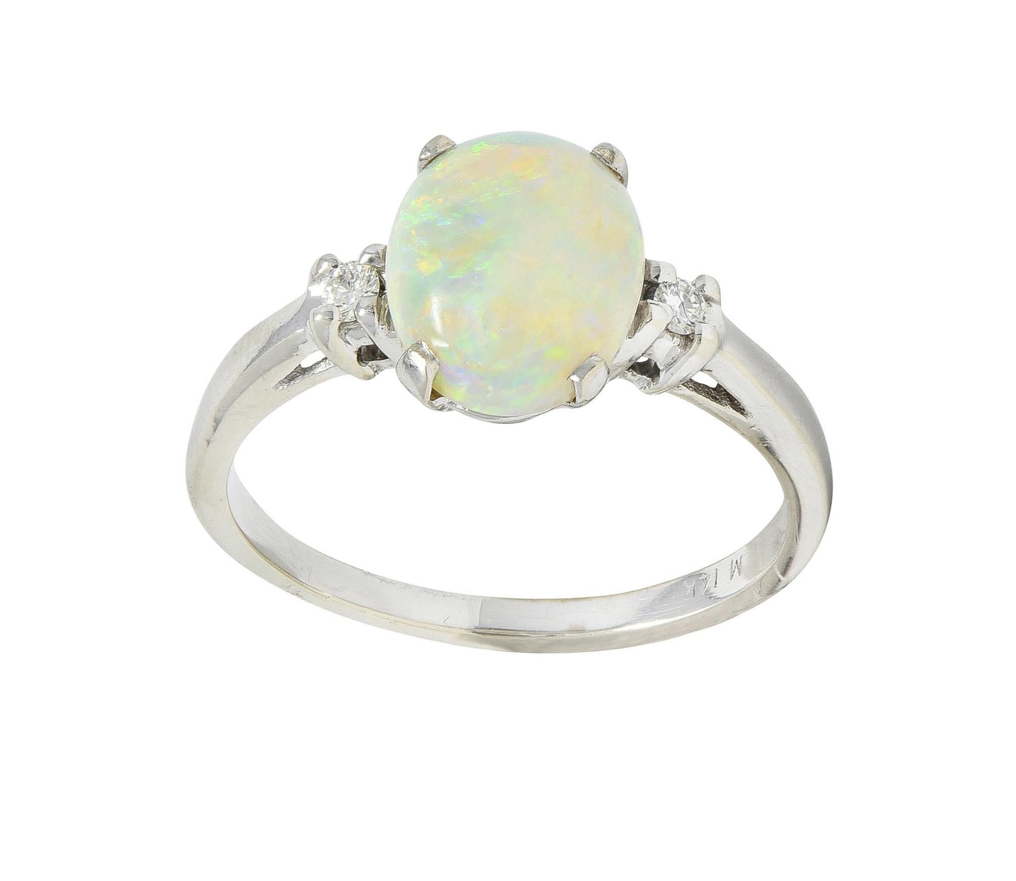 Zeitgenössischer Opal-Diamantenring aus 14 Karat Weißgold mit drei Steinen 5
