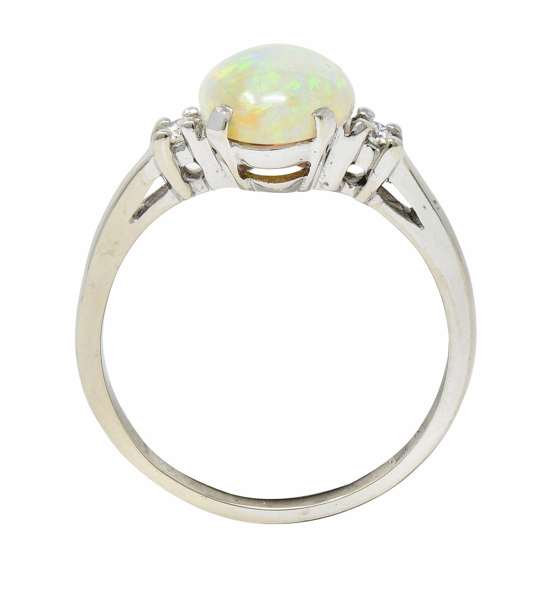 Zeitgenössischer Opal-Diamantenring aus 14 Karat Weißgold mit drei Steinen 9