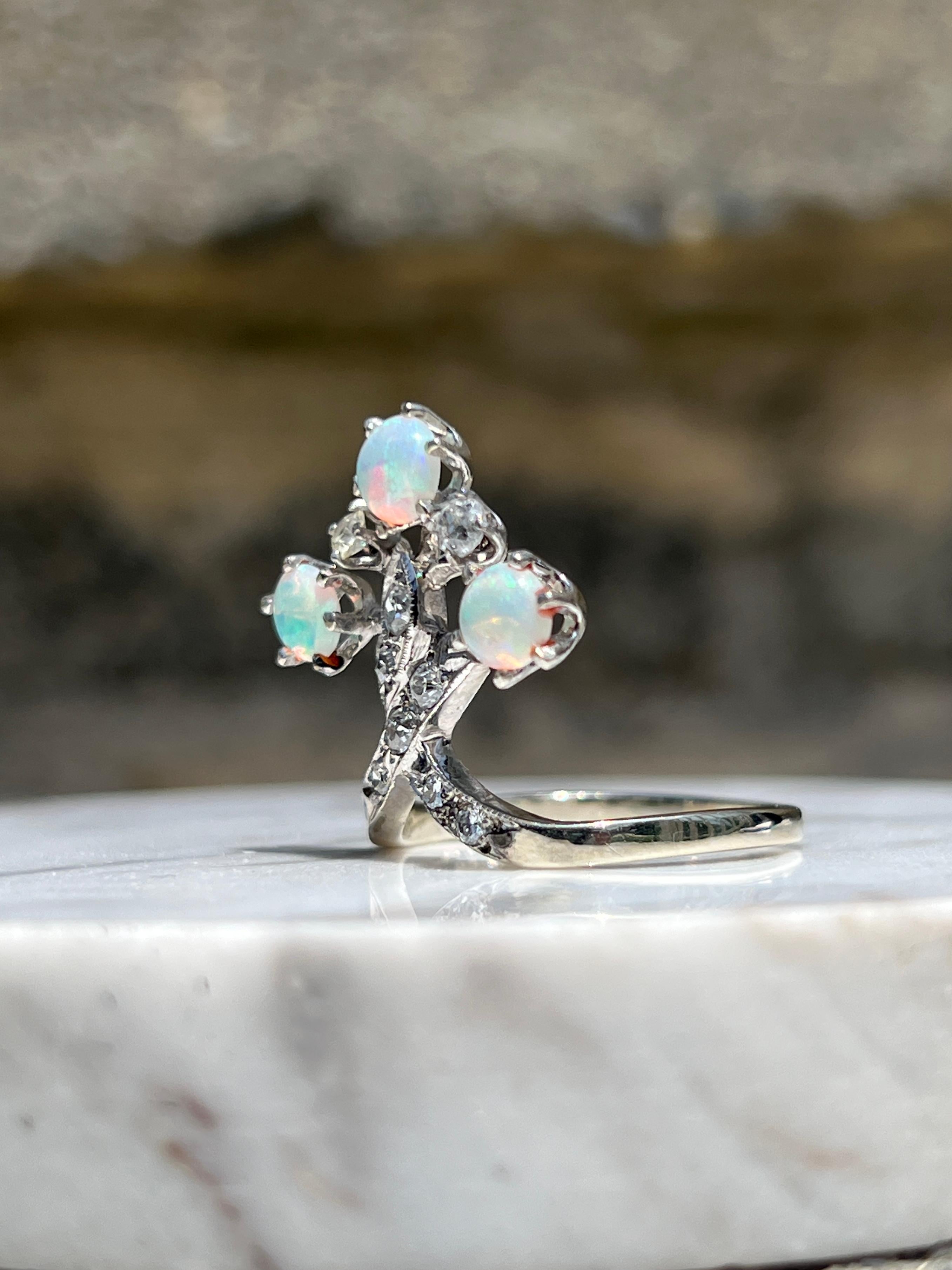Zeitgenössischer Opal & Diamant 14k Weißgold himmlischer Statement-Ring (Rundschliff) im Angebot