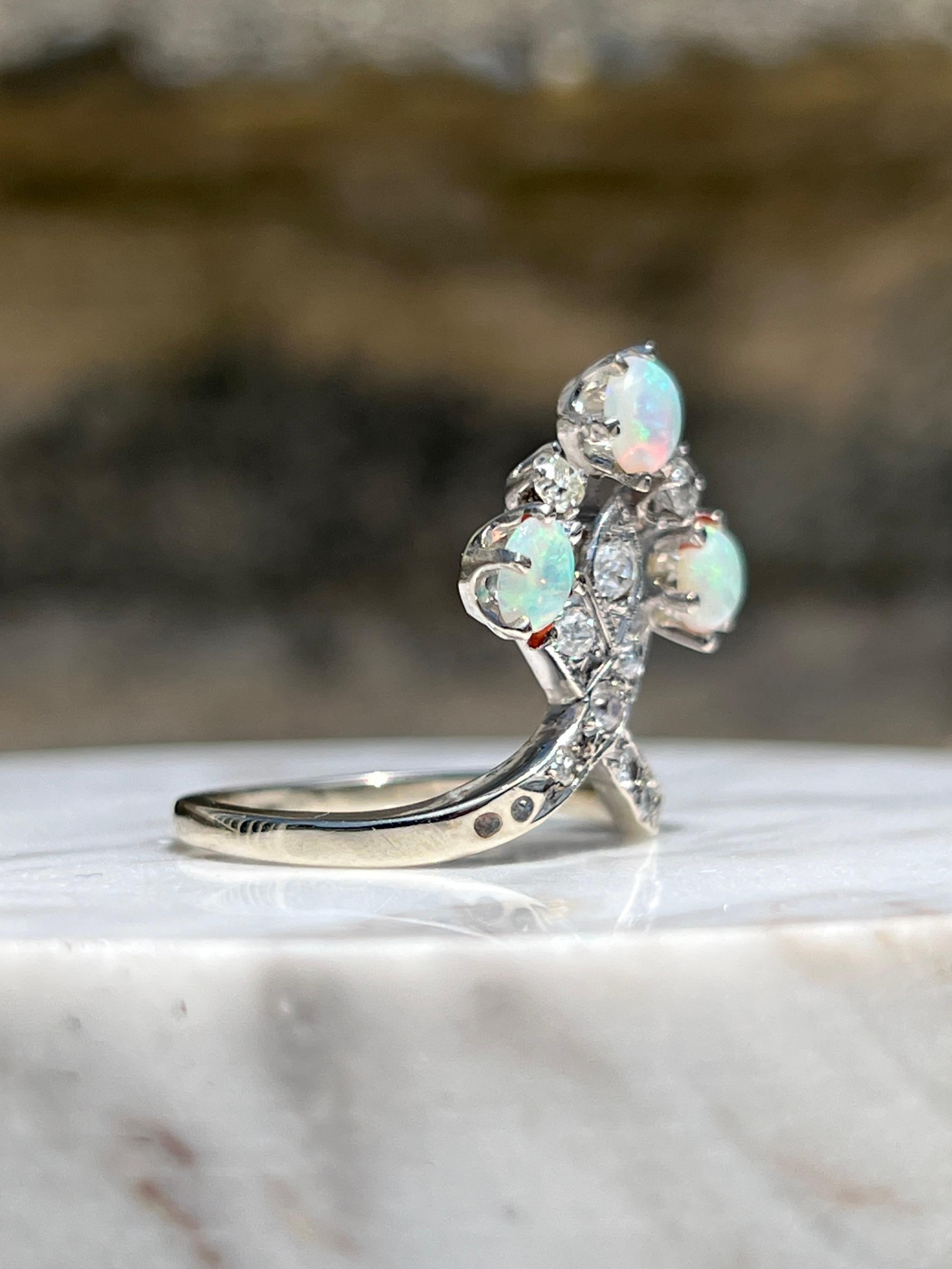 Zeitgenössischer Opal & Diamant 14k Weißgold himmlischer Statement-Ring im Zustand „Gut“ im Angebot in Towson, MD