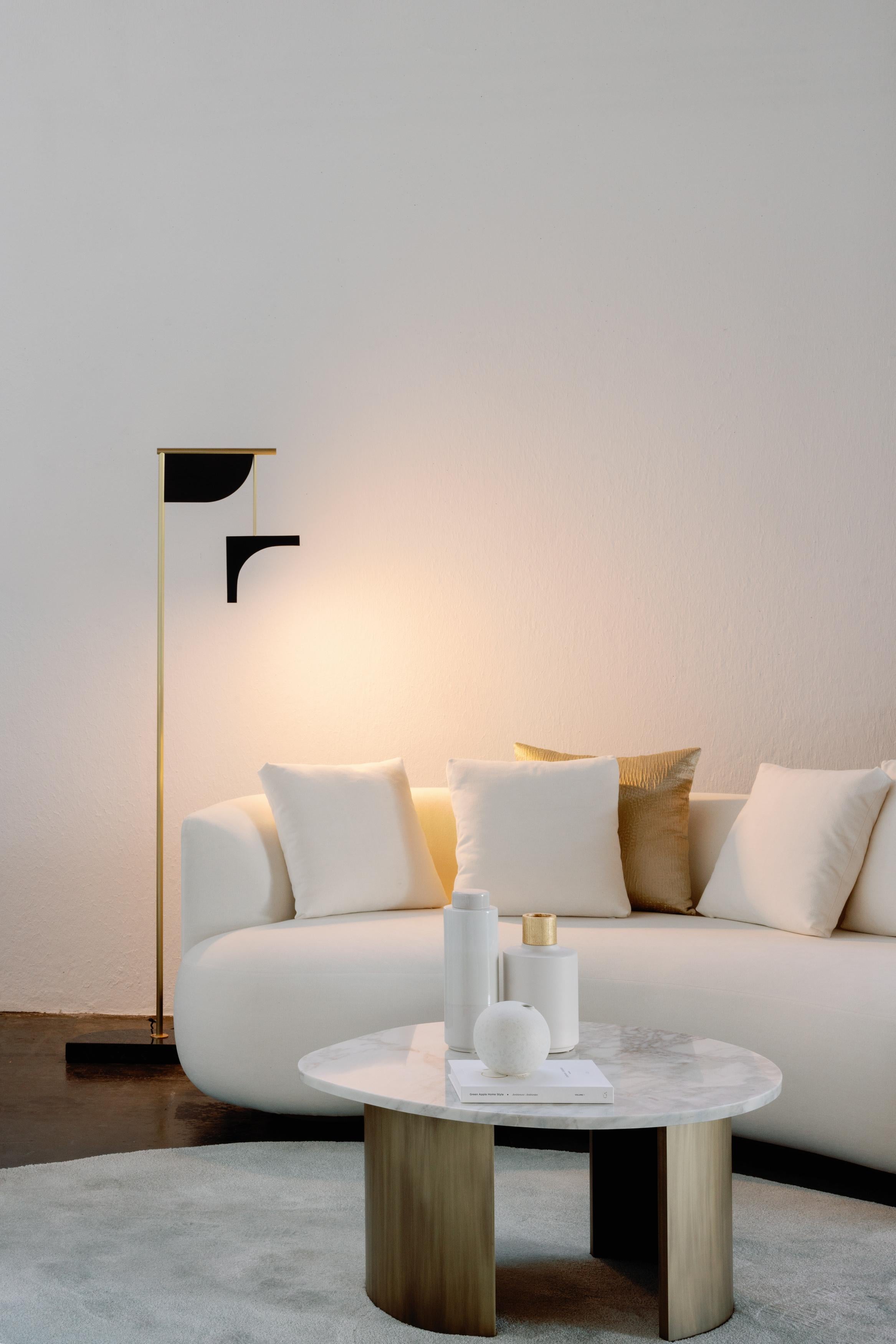 Gegensätzliche Stehlampe, Marmor, Messing, handgefertigt in Portugal von Greenapple (Portugiesisch) im Angebot