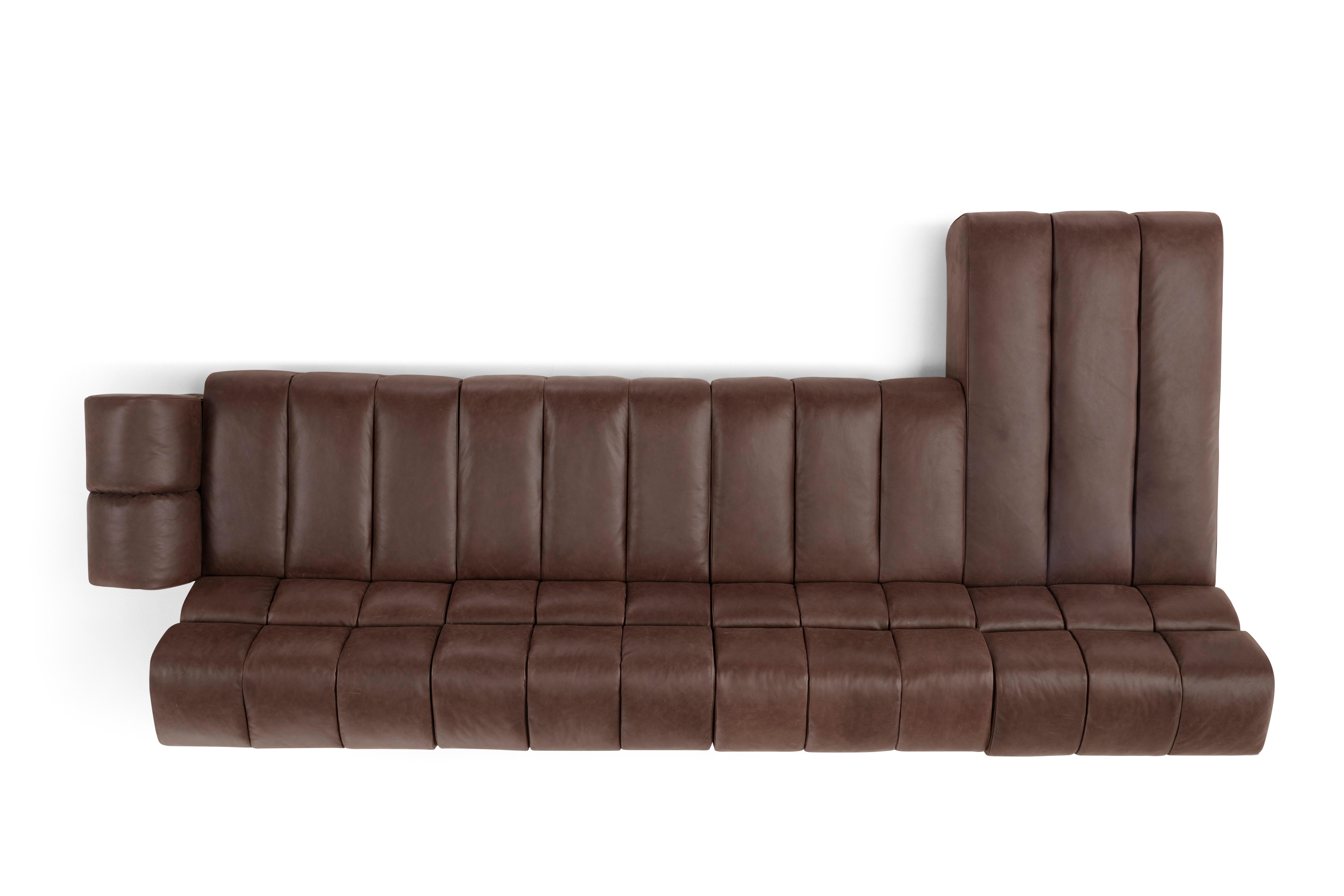 Sectional sofa PALMO by Amura Lab 
Designer: Emanuel Gargano

Model shown: Textile - Leather Old Velvet 2064

Inspired by the natural gesture of an opening hand, Palmo is the new living concept designed by Emanuel Gargano.
The leather folds