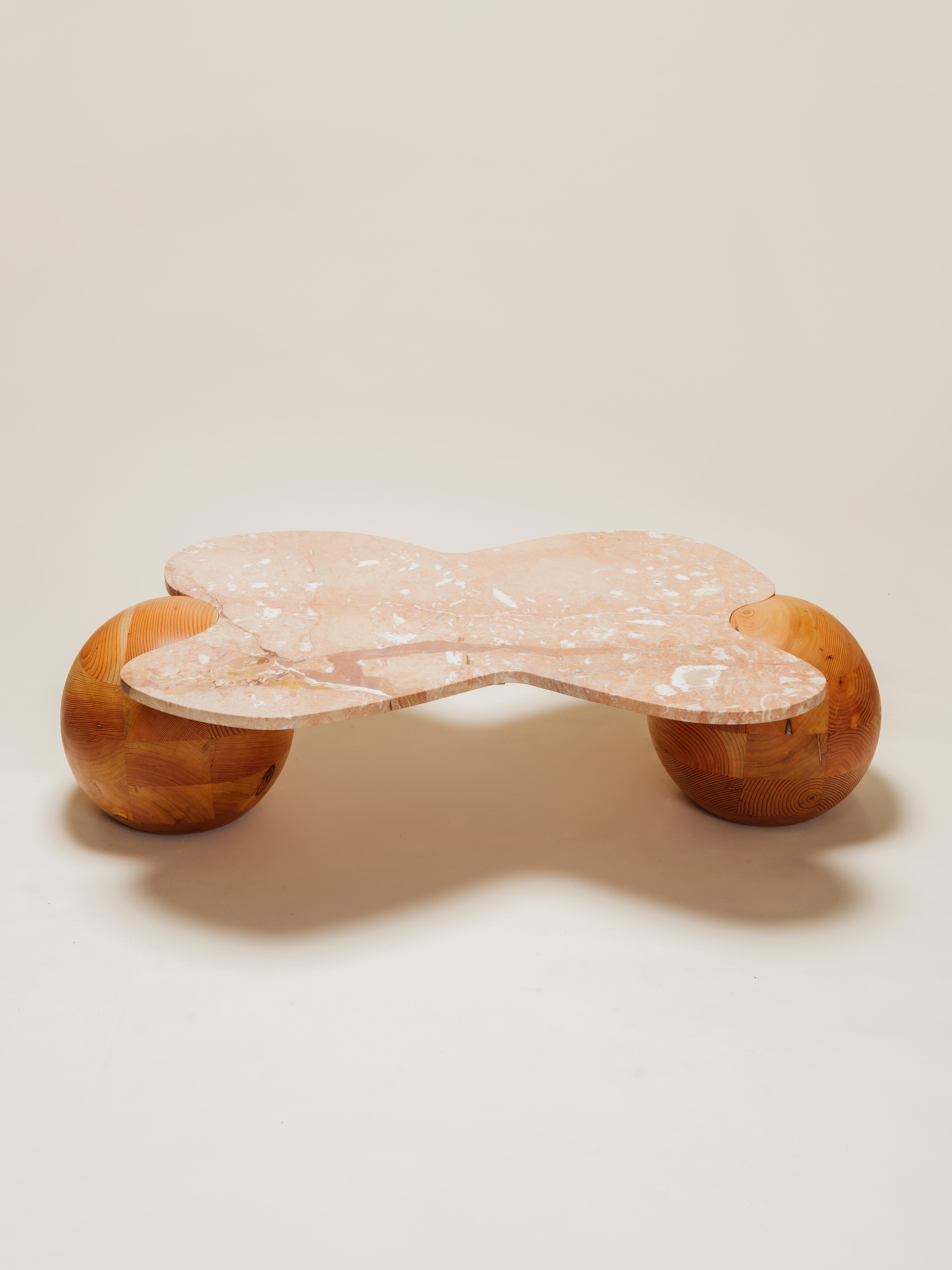 Zeitgenössischer Orb Couchtisch (Gedrechselt) im Angebot