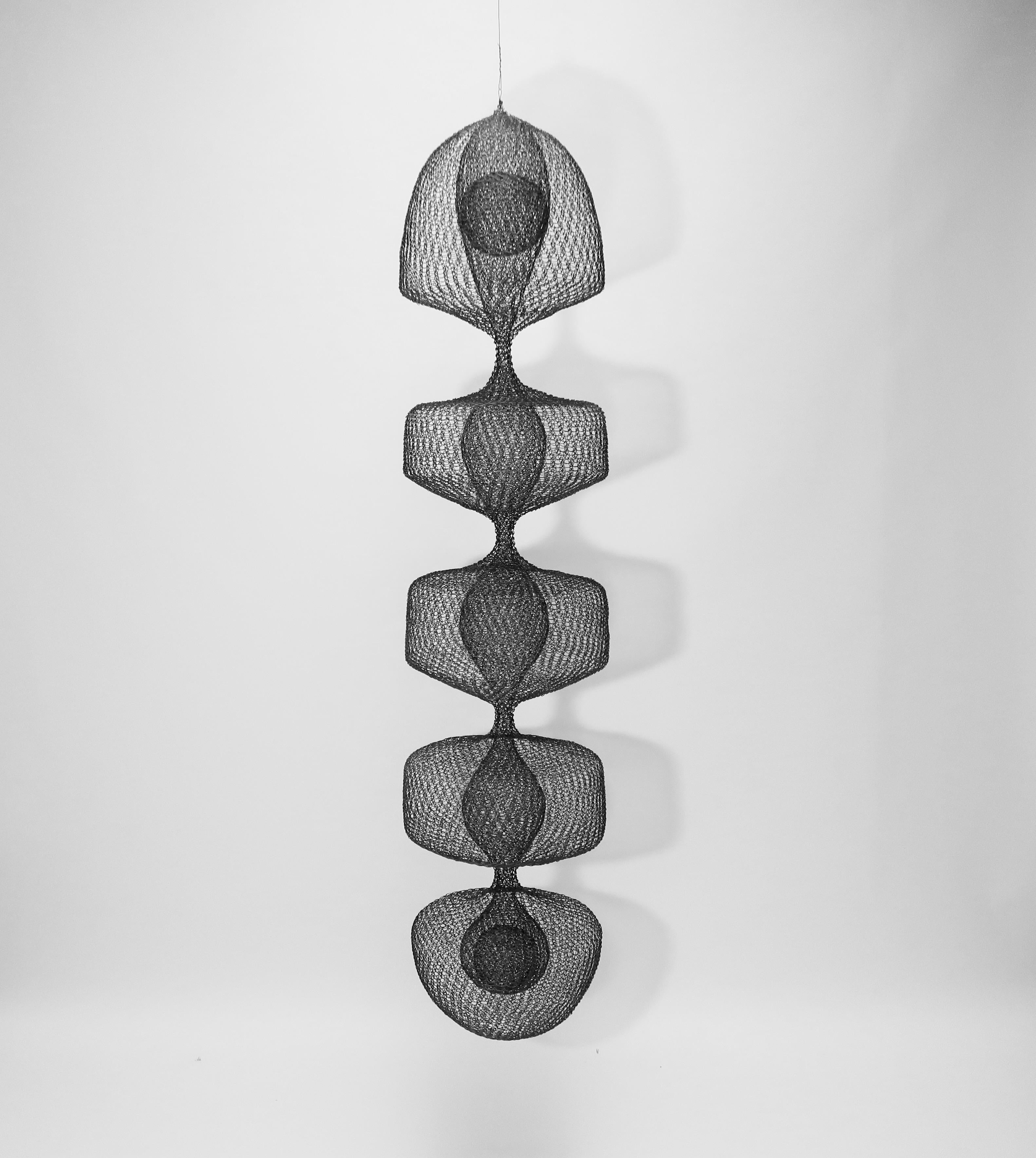 Scultura organica appesa di Ulrikk Dufossé
Materiale: Filo intrecciato a mano
Dimensioni: H. 175 x Ø 38 cm
Year: 2025
Un pezzo unico, realizzato in Francia.

Questo pezzo, che incarna un'abile maestria in un sofisticato design interamente