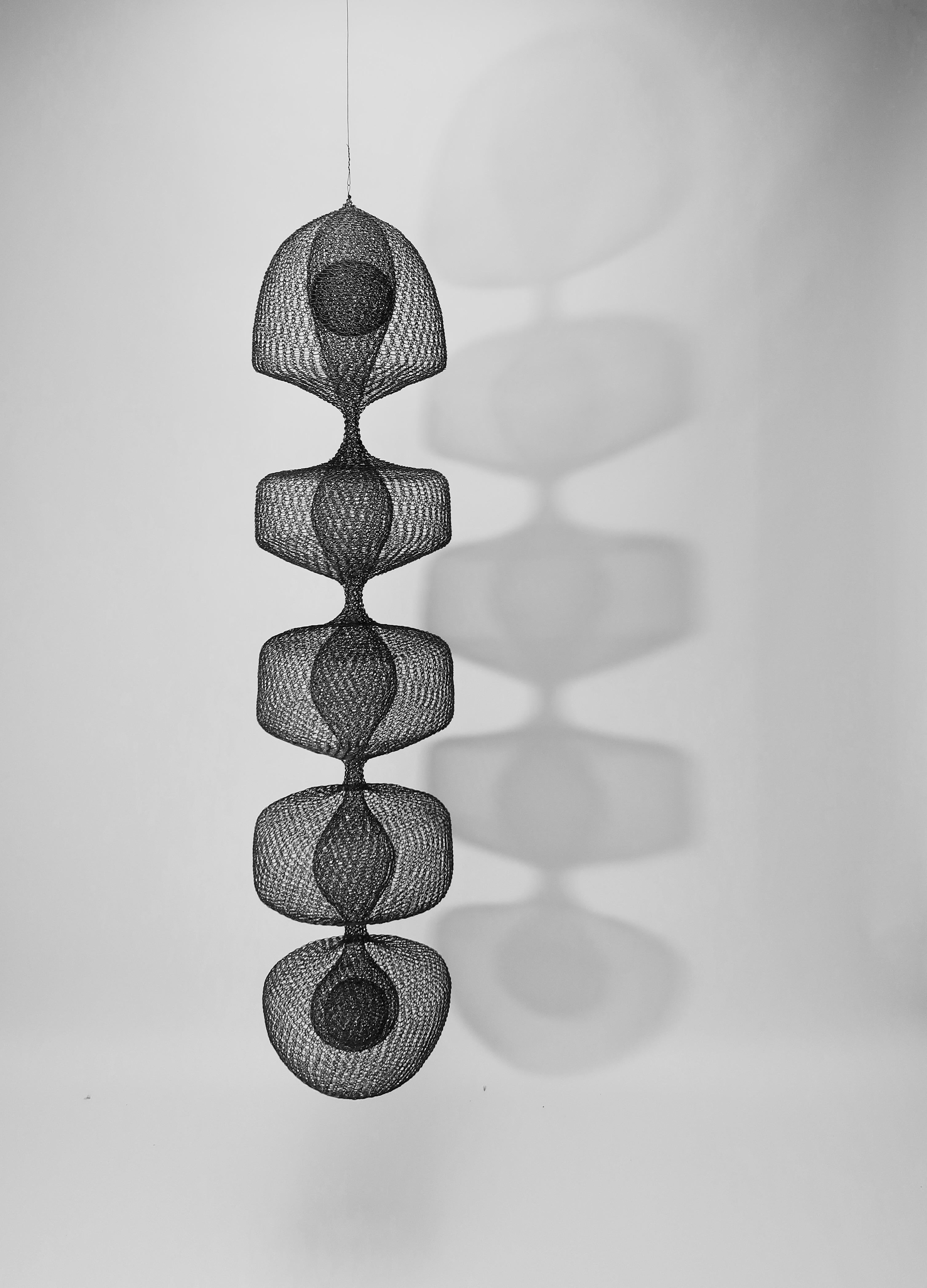 Organico moderno Scultura organica contemporanea appesa in filo di rete intrecciata di Ulrikk Dufossé, Francia in vendita