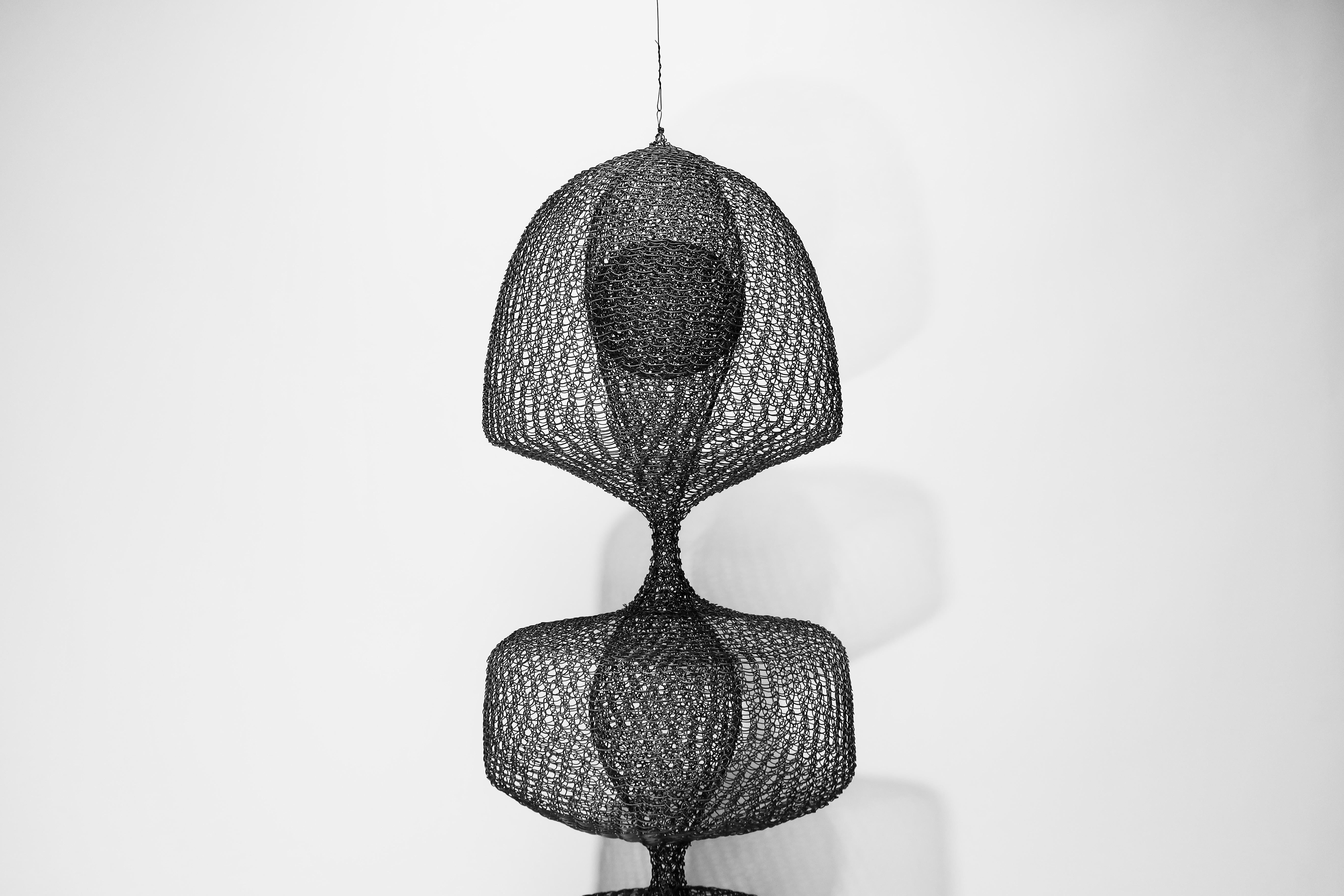 Tessuto a mano Scultura organica contemporanea appesa in filo di rete intrecciata di Ulrikk Dufossé, Francia in vendita