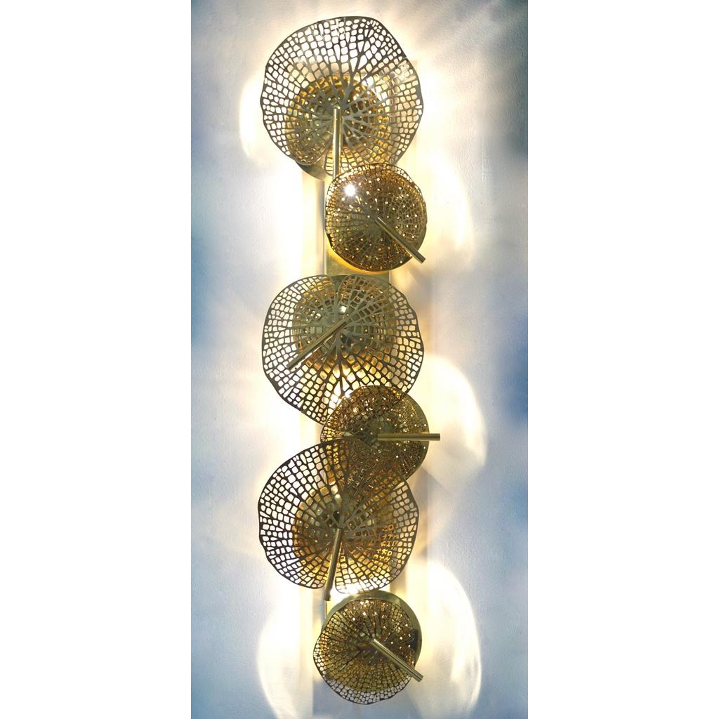 Zeitgenössische organische italienische Kunst Design Paar von perforierten Messing Blatt Wandleuchter im Angebot 4