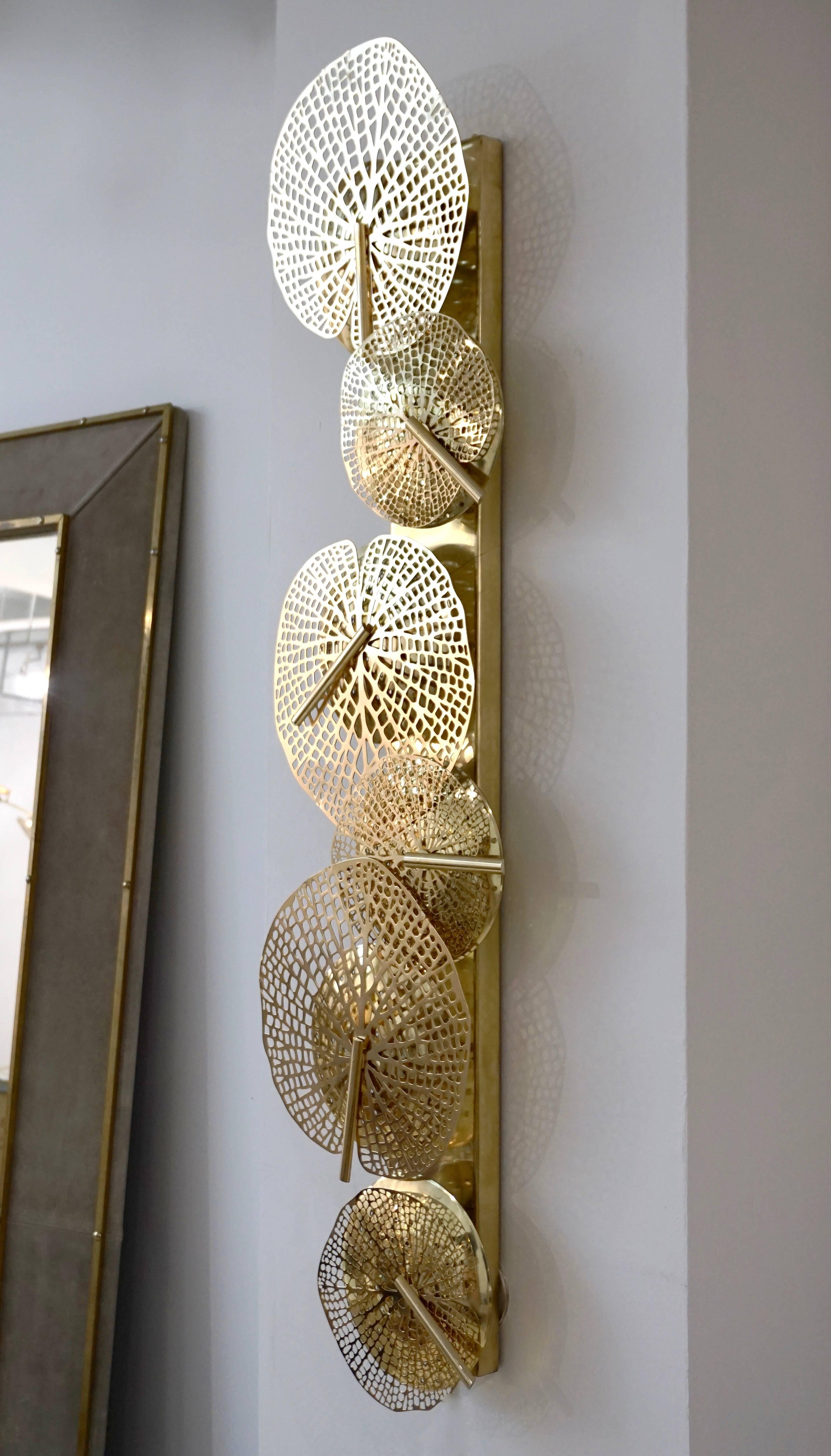 Organique Paire d'appliques contemporaines à feuilles en laiton perforé Organic Italian Art Design en vente