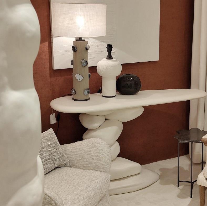 Cette console distinctive est une véritable étude de l'asymétrie organique et de l'art de la texture. Sa forme saisissante est créée à partir de pièces de bois empilées et de forme irrégulière, chaque élément contribuant à une silhouette dynamique