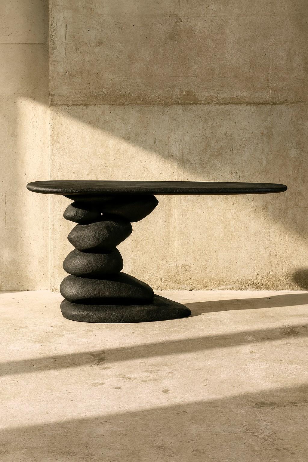 Questa caratteristica consolle è un vero e proprio studio di asimmetria organica e arte testuale. La sua forma sorprendente è creata da pezzi di legno impilati e di forma irregolare, ogni elemento contribuisce a creare una silhouette dinamica e