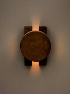 Zeitgenössische organische moderne marokkanische handgemachte braune Keramik Wandlampe