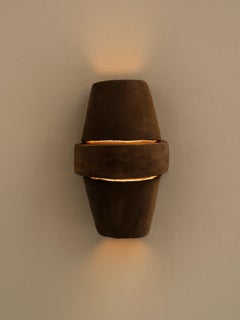 Zeitgenössische organische moderne marokkanische handgemachte braune Keramik Wandlampe