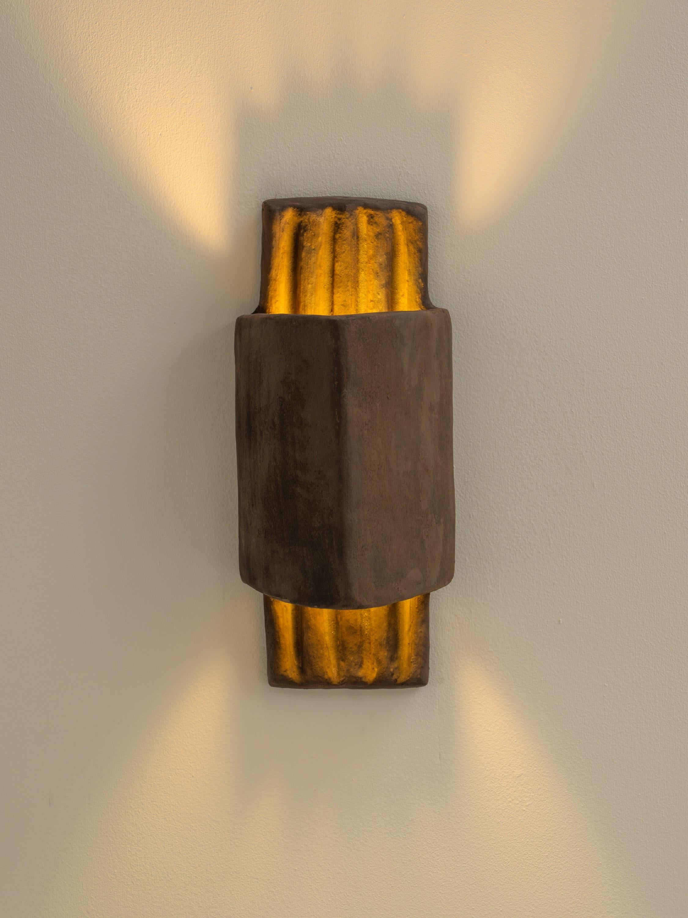 Lights contemporaines en céramique Brown Fabriquées à la main avec de l'argile locale. en vente 3