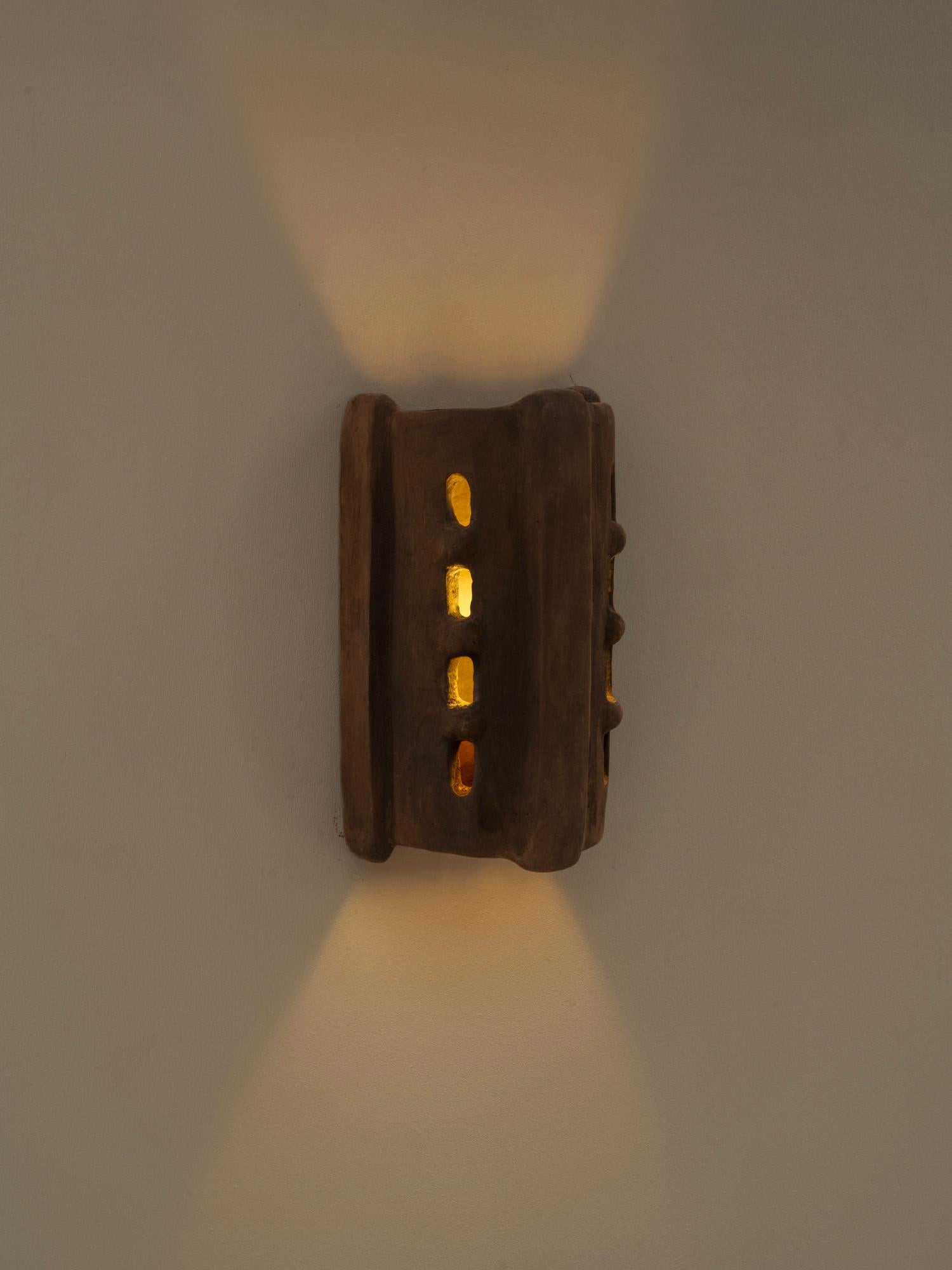 Aplique contemporáneo de cerámica marrón Hecho a mano con arcilla local en venta 8