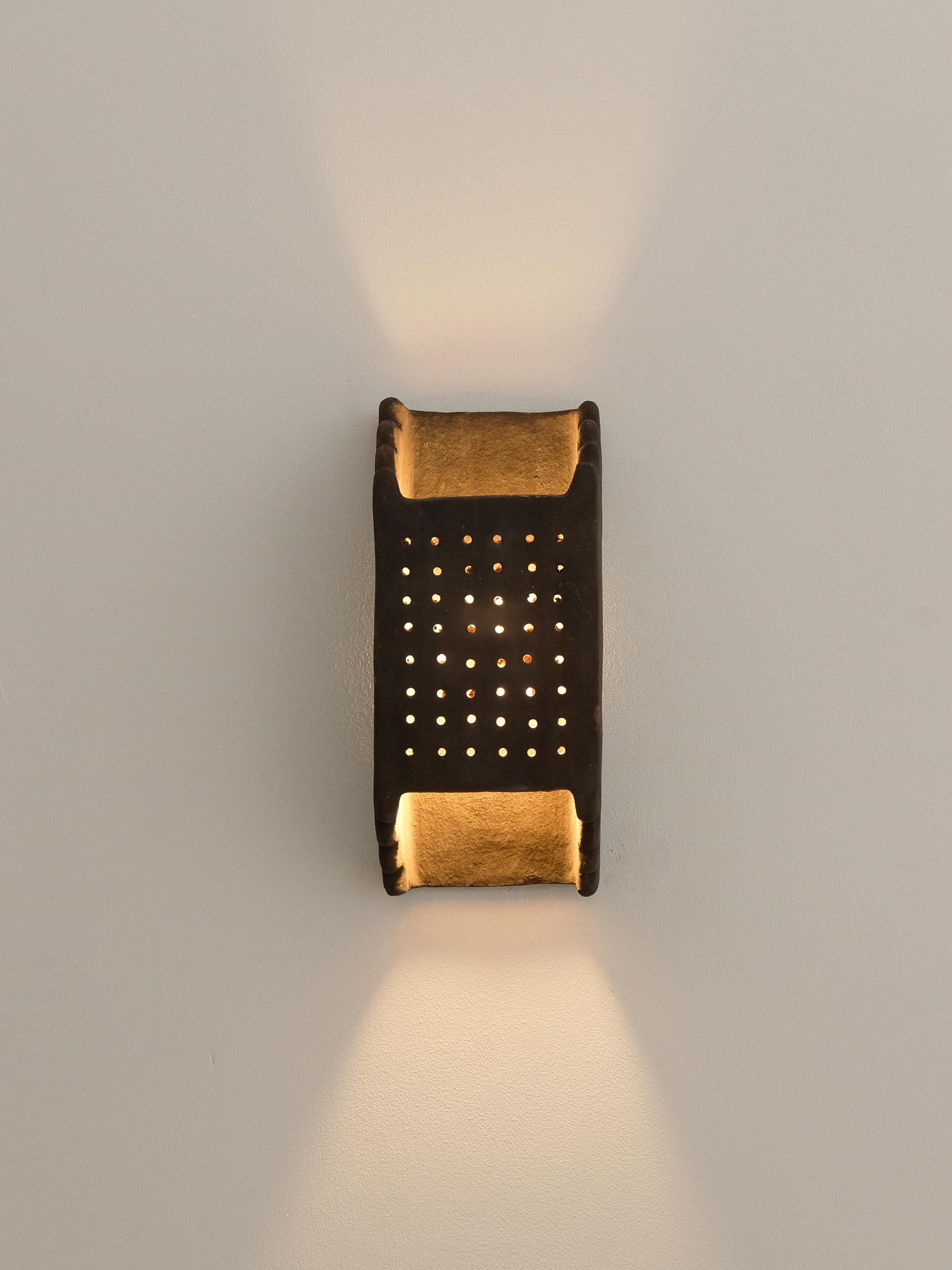 Applique in ceramica contemporanea marrone Realizzata con argilla locale e pigmenti naturali in vendita 9