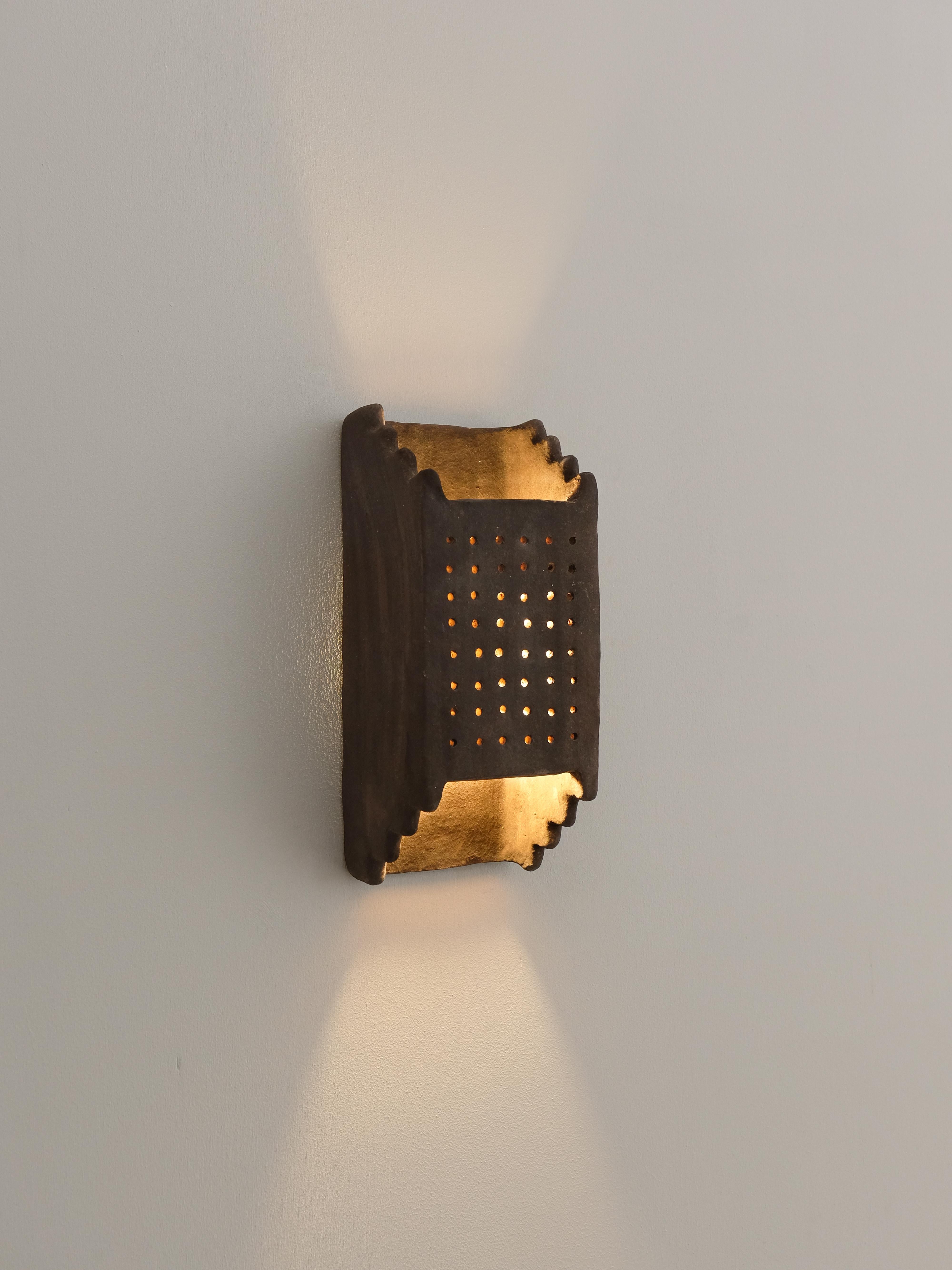 Applique in ceramica contemporanea marrone Realizzata con argilla locale e pigmenti naturali in vendita 10