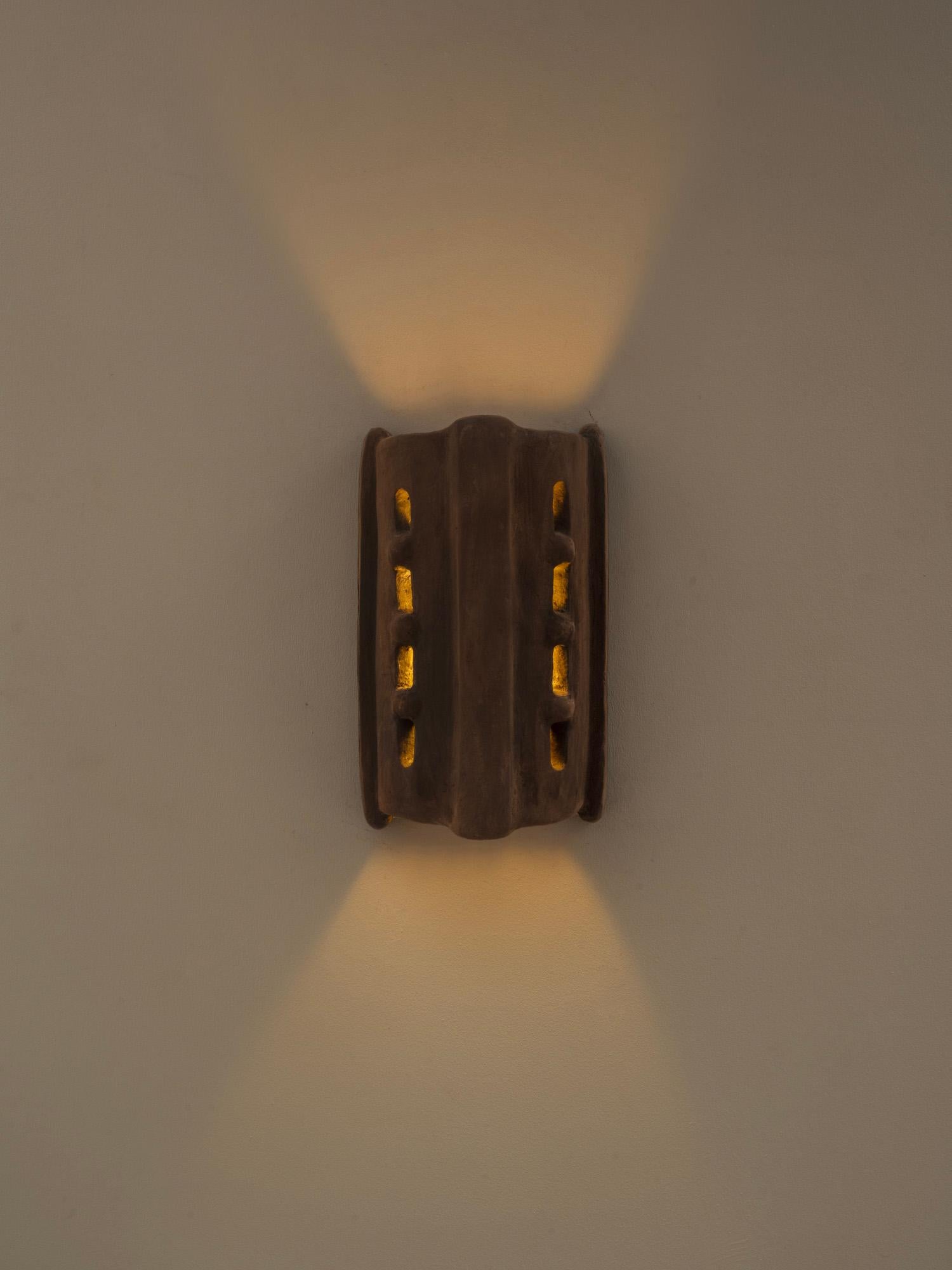 Aplique contemporáneo de cerámica marrón Hecho a mano con arcilla local en Nuevo estado para la venta en Marseille, FR