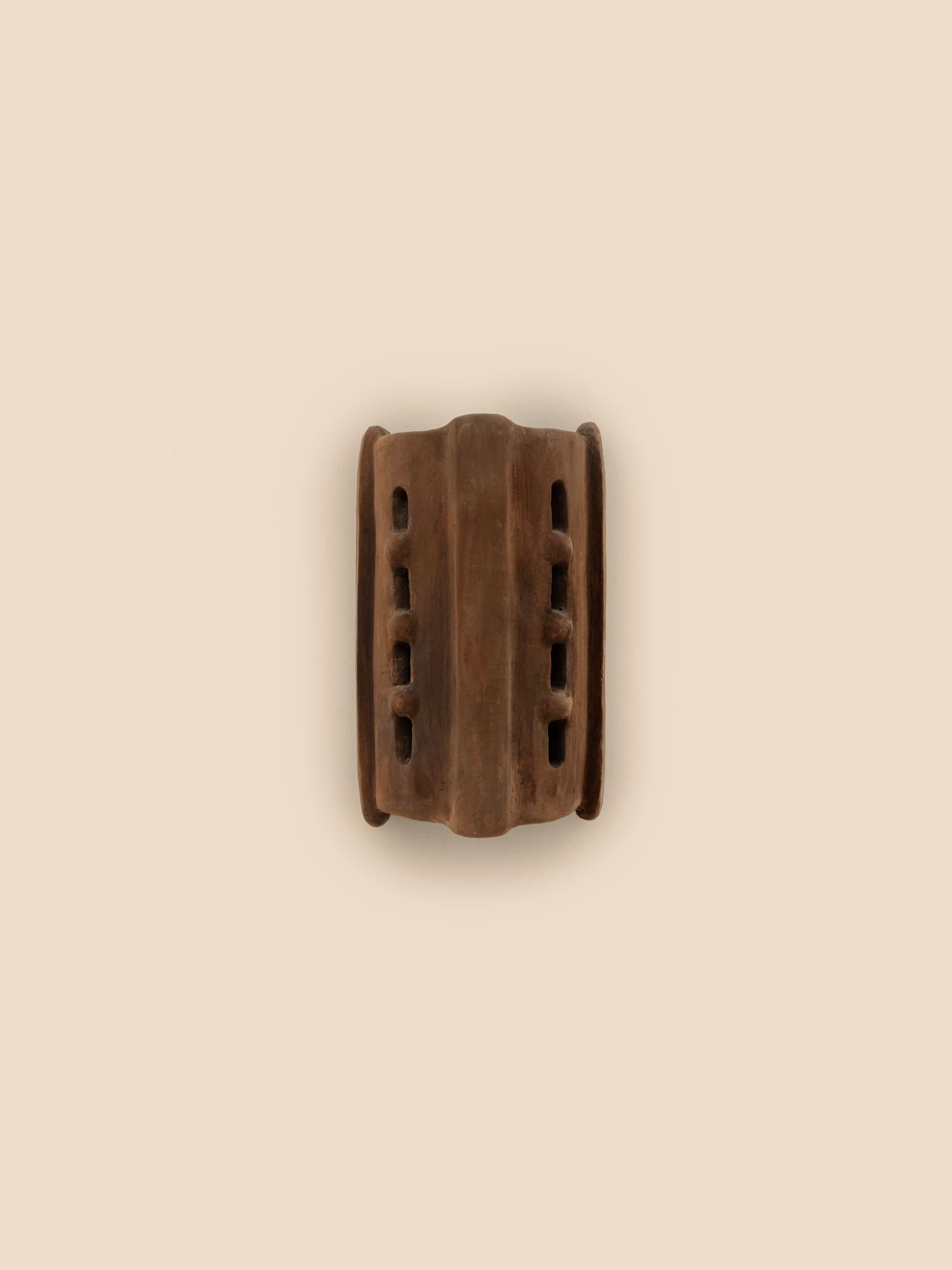 Aplique contemporáneo de cerámica marrón Hecho a mano con arcilla local Siglo XXI y contemporáneo en venta