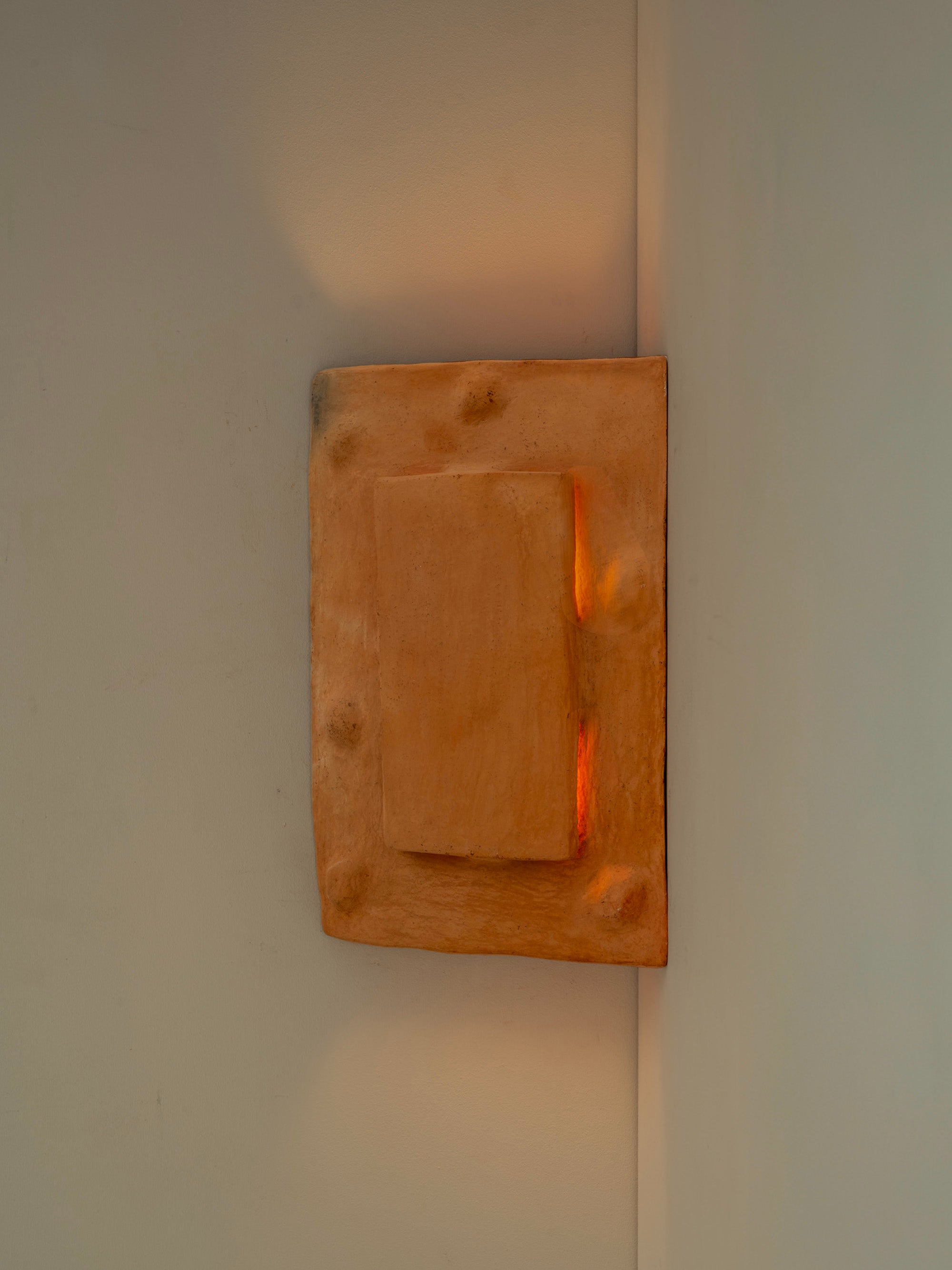 Applique contemporaine en céramique Terracotta faite à la main avec de l
argile locale.