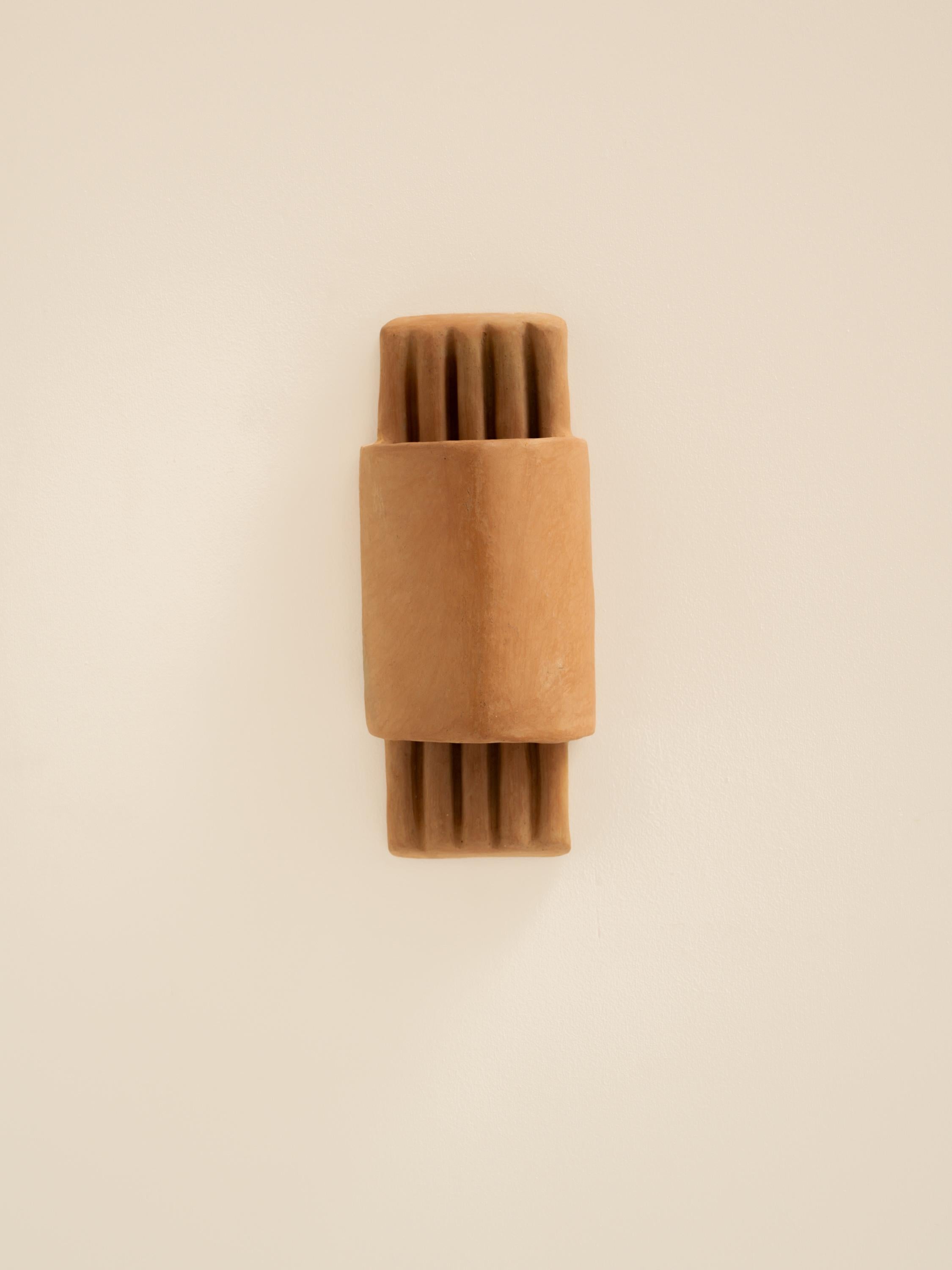 Applique contemporaine en céramique Terracotta fabriquée à la main à partir d'argile locale en vente 2