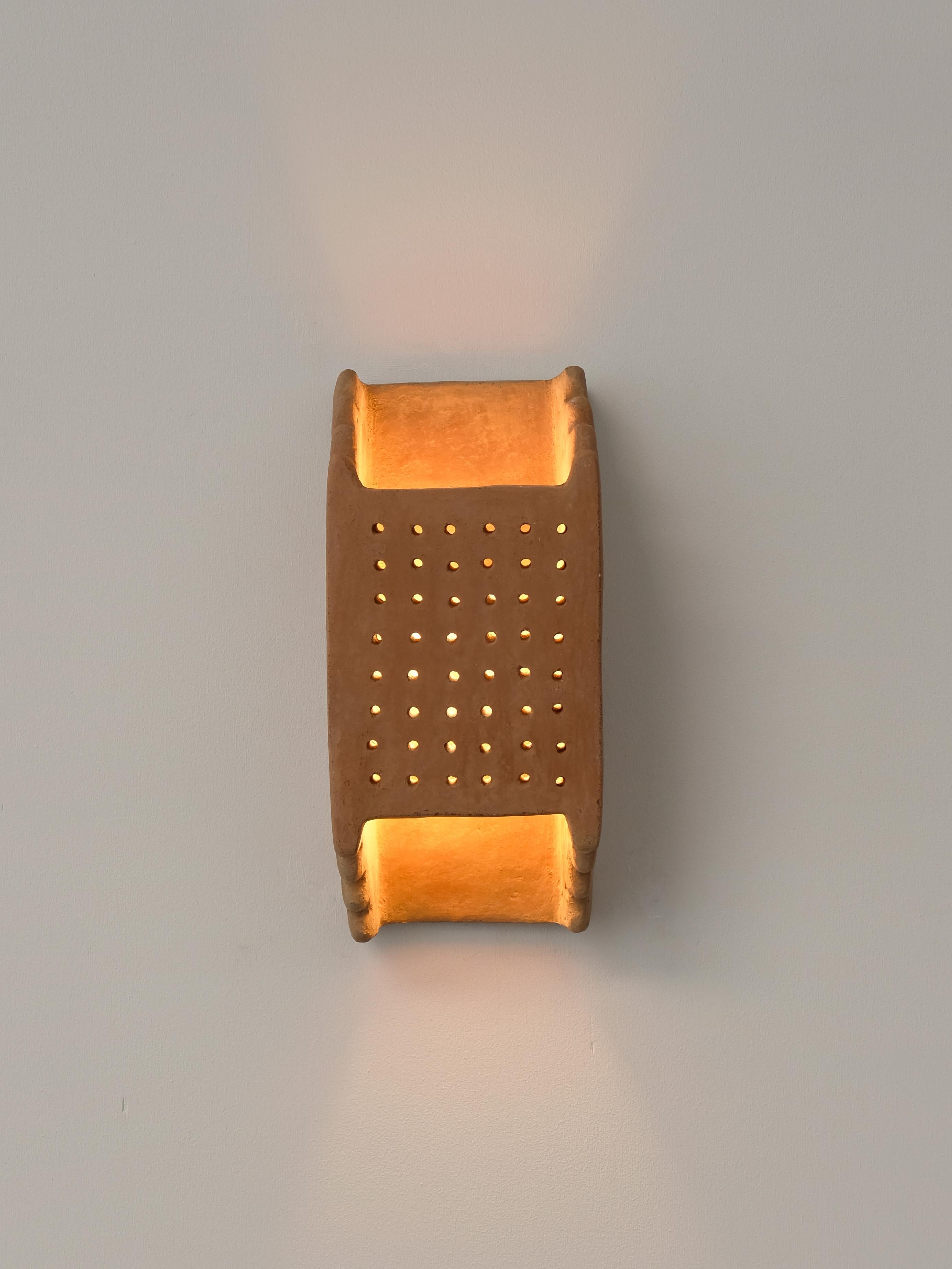 Applique contemporaine en céramique Terracotta faite à la main avec de l'argile locale. en vente 2