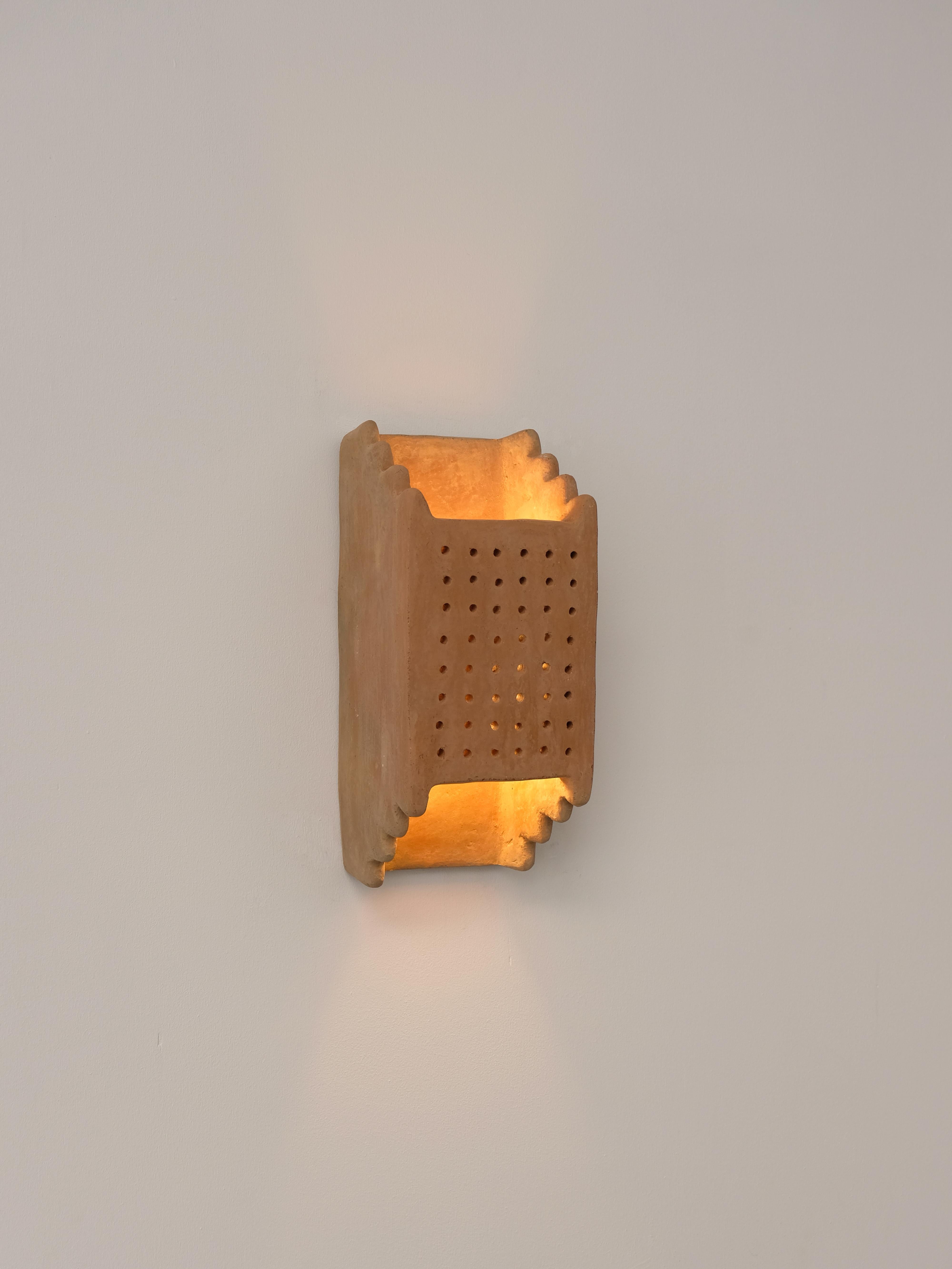 Applique contemporaine en céramique Terracotta faite à la main avec de l'argile locale. en vente 3