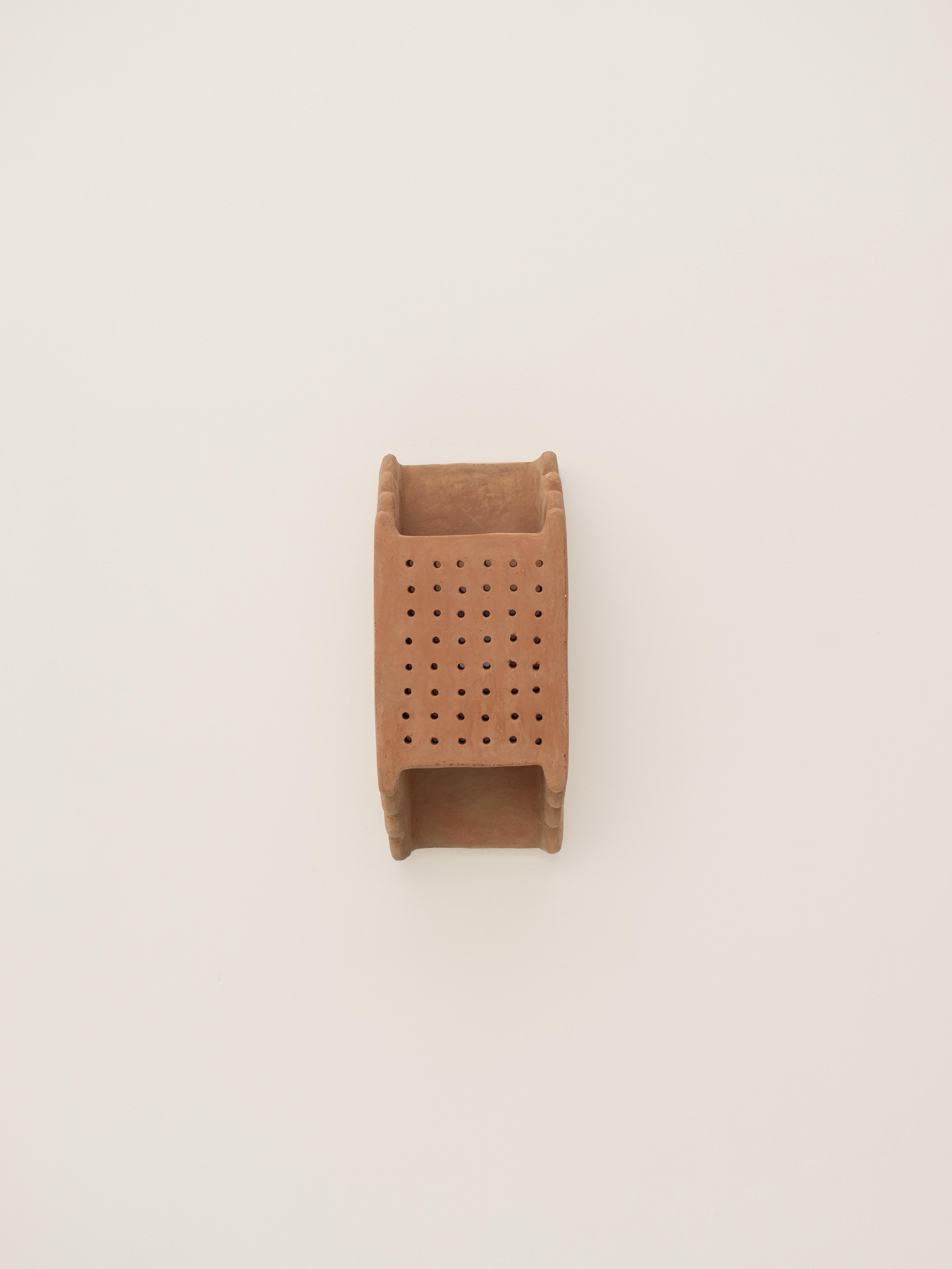 Applique contemporaine en céramique Terracotta faite à la main avec de l'argile locale. en vente 4