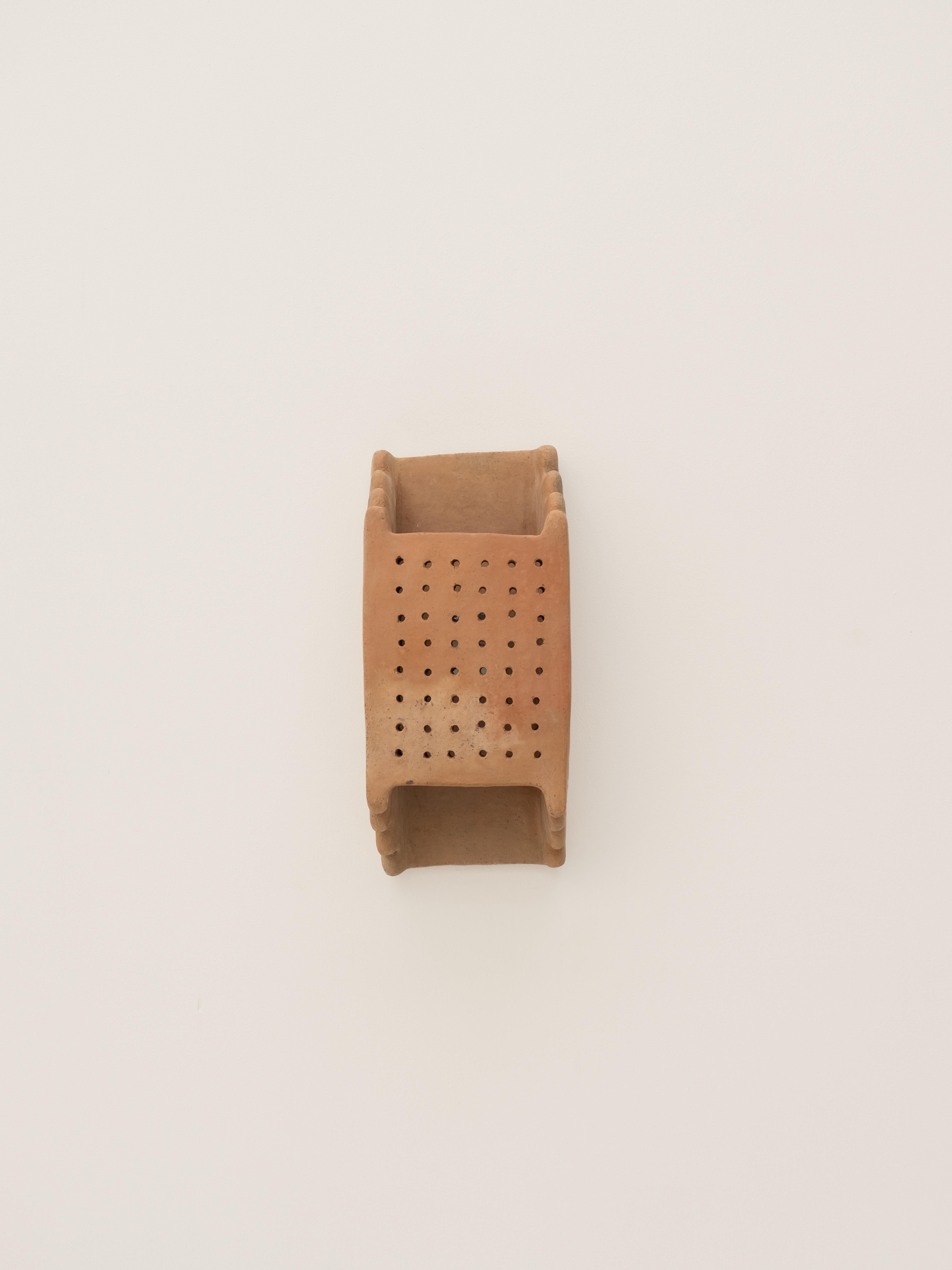 Applique contemporaine en céramique Terracotta faite à la main avec de l'argile locale. en vente 7