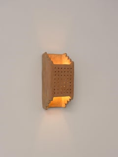 Applique contemporaine en céramique Terracotta faite à la main avec de l'argile locale.