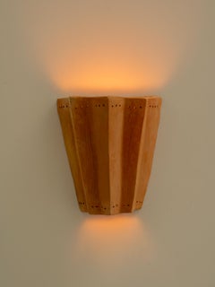 Zeitgenössische organische moderne marokkanische handgemachte Terrakotta-Keramik-Wandlampe