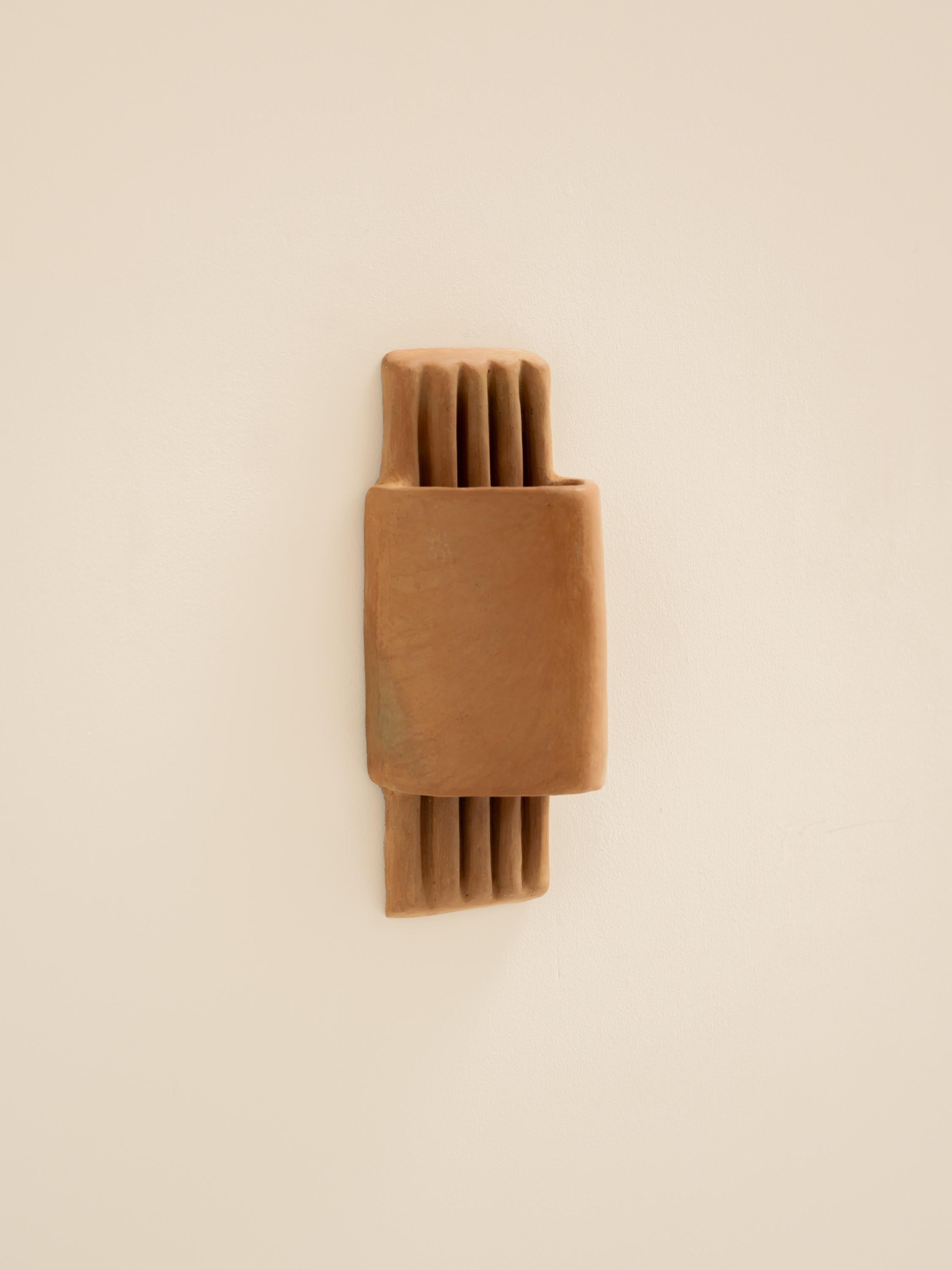 Cuit Applique contemporaine en céramique Terracotta fabriquée à la main à partir d'argile locale en vente