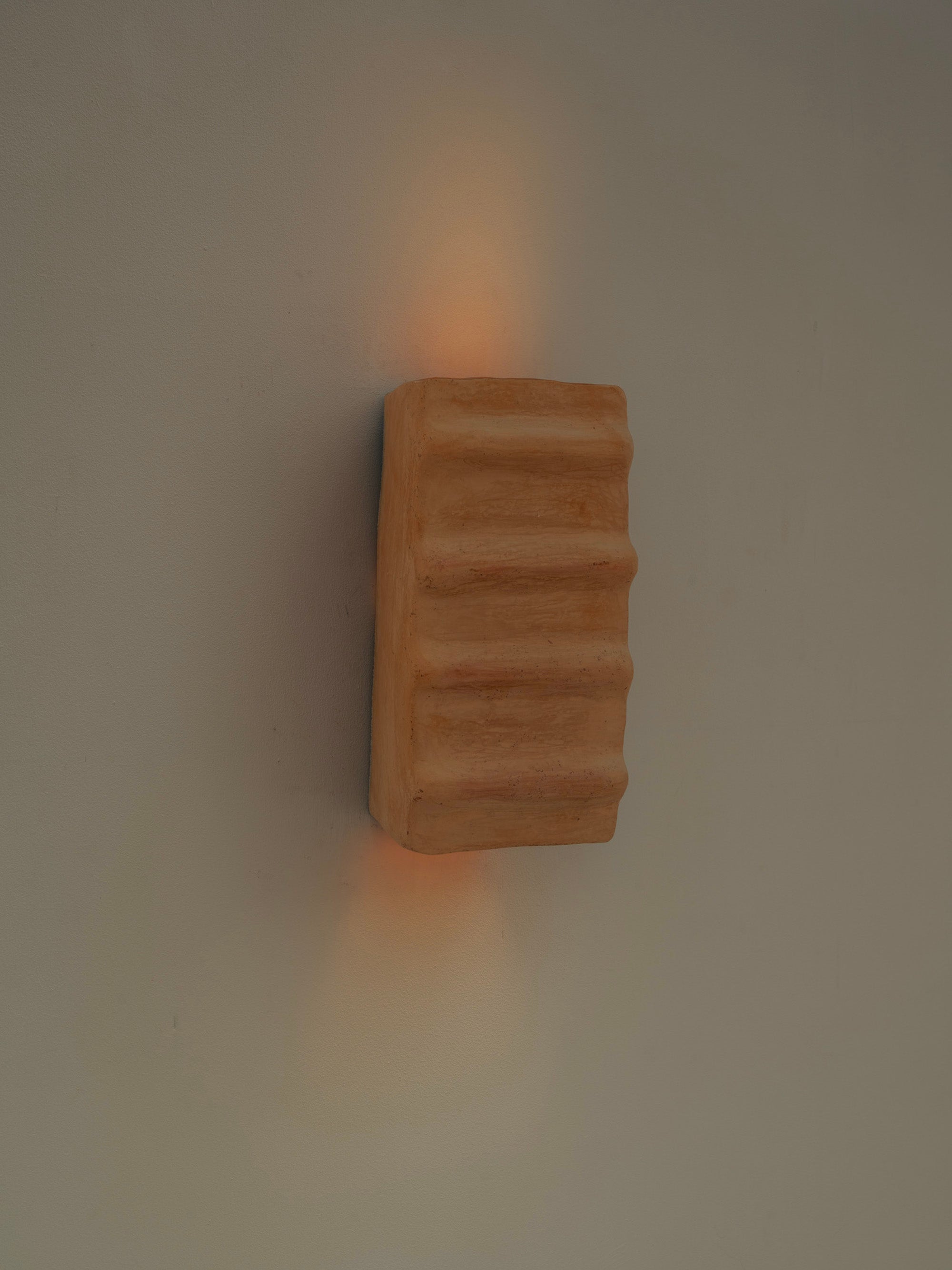 Applique contemporaine en céramique Terracotta faite à la main avec de l
argile locale.