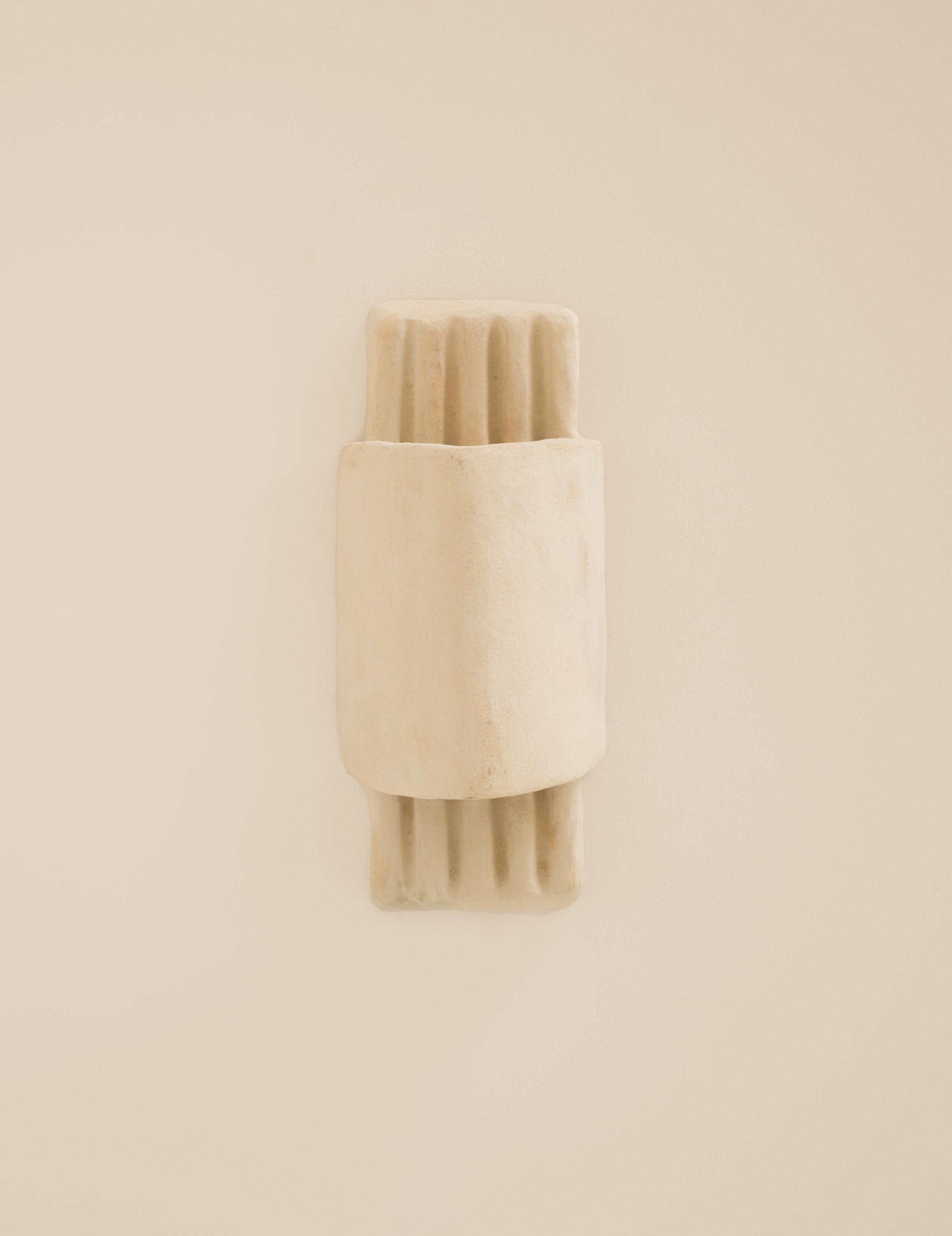 Applique contemporaine blanche en céramique fabriquée à la main à partir d'argile locale. en vente 6